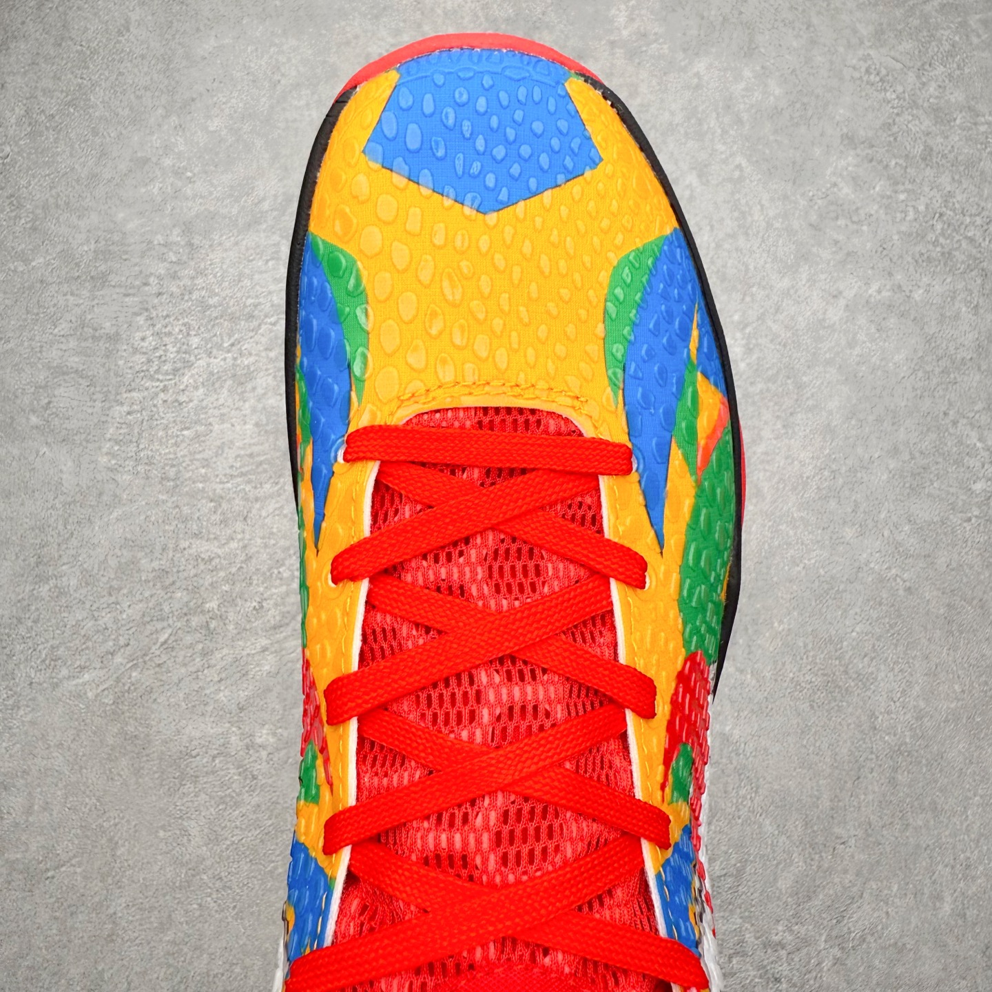 图片[4]-NK Zoom Kobe 6 Protro 科比六代实战篮球鞋 马年定制CYN配色 Eric Avar 这一次在设计中将轻盈发挥到了极致 鞋面采用了更加轻盈、更加强韧的创新的Flywire 2.0技术 球鞋重量更加轻质 重量仅为10.6盎司 内靴设计也使得穿着更加舒适 中底的配置则依日是可靠的zoom气垫和碳板的搭配 外底有个小细节令人十分喜欢 将纹路做成了心电图状 寓意科比对于篮球的喜爱 尺码：40 40.5 41 42 42.5 43 44 44.5 45 46-选品中心