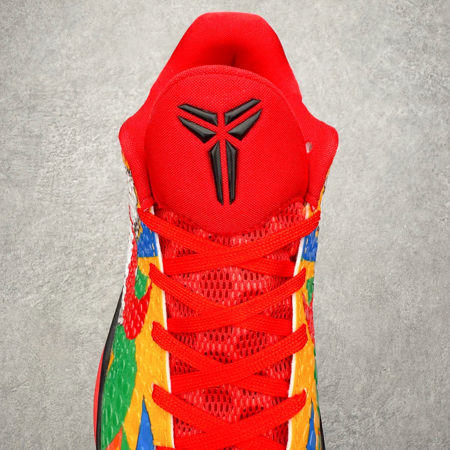 图片[5]-NK Zoom Kobe 6 Protro 科比六代实战篮球鞋 马年定制CYN配色 Eric Avar 这一次在设计中将轻盈发挥到了极致 鞋面采用了更加轻盈、更加强韧的创新的Flywire 2.0技术 球鞋重量更加轻质 重量仅为10.6盎司 内靴设计也使得穿着更加舒适 中底的配置则依日是可靠的zoom气垫和碳板的搭配 外底有个小细节令人十分喜欢 将纹路做成了心电图状 寓意科比对于篮球的喜爱 尺码：40 40.5 41 42 42.5 43 44 44.5 45 46-选品中心