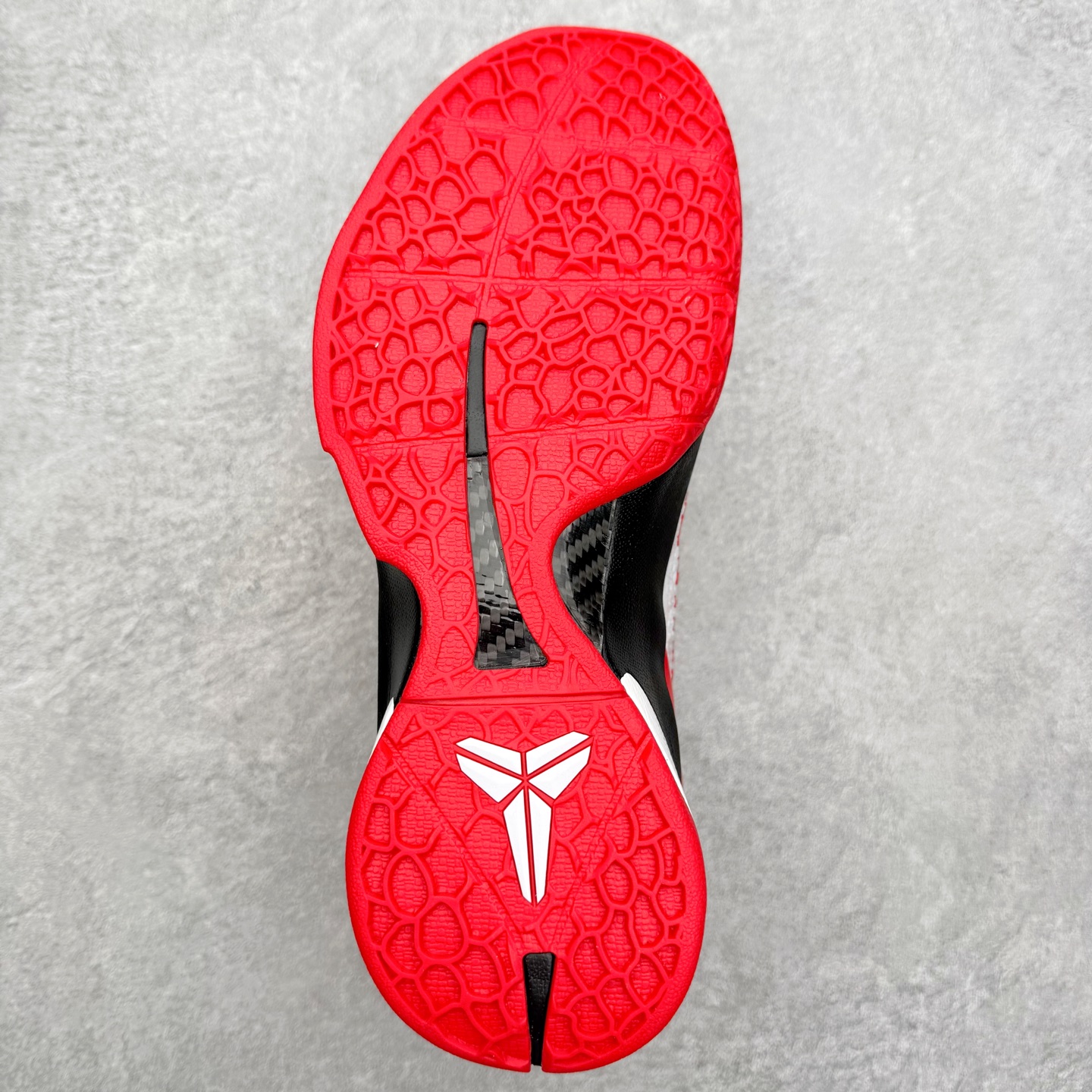 图片[9]-NK Zoom Kobe 6 Protro 科比六代实战篮球鞋 马年定制CYN配色 Eric Avar 这一次在设计中将轻盈发挥到了极致 鞋面采用了更加轻盈、更加强韧的创新的Flywire 2.0技术 球鞋重量更加轻质 重量仅为10.6盎司 内靴设计也使得穿着更加舒适 中底的配置则依日是可靠的zoom气垫和碳板的搭配 外底有个小细节令人十分喜欢 将纹路做成了心电图状 寓意科比对于篮球的喜爱 尺码：40 40.5 41 42 42.5 43 44 44.5 45 46-选品中心