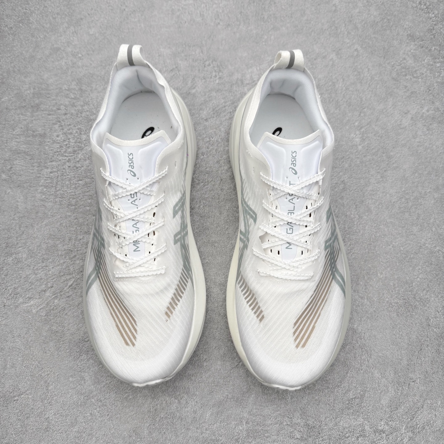 图片[2]-ASICS MEGABLAST MEGABLAST 亚瑟士经典百搭跑步鞋 近年复古风潮的势头很旺 ASICS一直坚信保持身体的健康与活力是打造健康快乐的生活方式的最佳途径 ASICS为复古鞋型注入新设计 为玩家的街头穿搭提供了更多可能 GEL-NIMBUSTM9运动鞋最初是为中立和仰卧跑步者设计的长距离训练器 采用原始材料和关键细节重新设计 其Y2K时代的工业外观也被大胆的对比和色块所抵消 尺码：36 36.5 37.5 38 38.5 39 40 40.5 41.5 42 42.5 43.5 44 44.5 45-选品中心