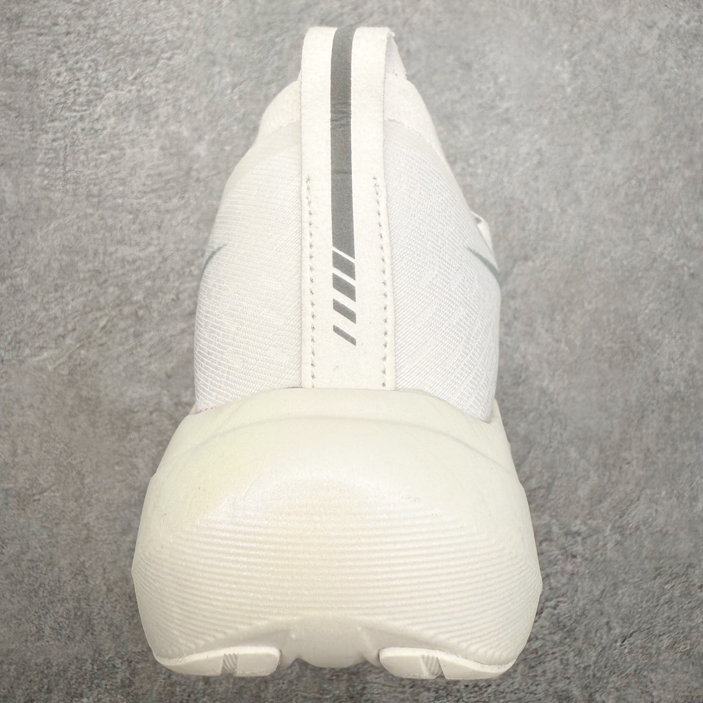 图片[8]-ASICS MEGABLAST MEGABLAST 亚瑟士经典百搭跑步鞋 近年复古风潮的势头很旺 ASICS一直坚信保持身体的健康与活力是打造健康快乐的生活方式的最佳途径 ASICS为复古鞋型注入新设计 为玩家的街头穿搭提供了更多可能 GEL-NIMBUSTM9运动鞋最初是为中立和仰卧跑步者设计的长距离训练器 采用原始材料和关键细节重新设计 其Y2K时代的工业外观也被大胆的对比和色块所抵消 尺码：36 36.5 37.5 38 38.5 39 40 40.5 41.5 42 42.5 43.5 44 44.5 45-选品中心