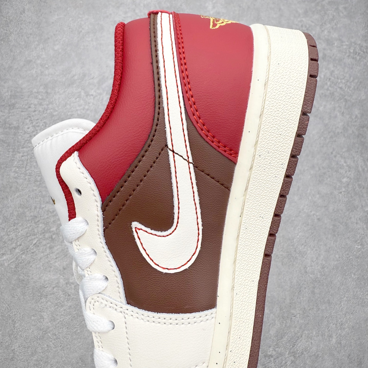 图片[7]-＃K版 Air Jordan AJ1 Low 低帮 IR7600-211 全新流水线出品 DT版本唯一平替选择 市场第二梯队最强版 全部原鞋开发 原楦原纸板开发 全鞋电脑针车 原厂内置全掌气垫 原盒内在原标 唯一Zp原版鞋带绑法 免检产品 全新2022版型 全头层皮料 完美零毛边处理 原厂配置全掌气垫 价格定位良心 几十个配色陆续出货 实拍调校N版已经零色差零失真 百分百还原实物色彩所见即所得 不存在货不对板色差等低级问题 选购参考实物拍摄 不混卖不参货 只用心做好货严格选品 承诺混一赔十 尺码：36 36.5 37.5 38 38.5 39 40 40.5 41 42 42.5 43 44 44.5 45-选品中心