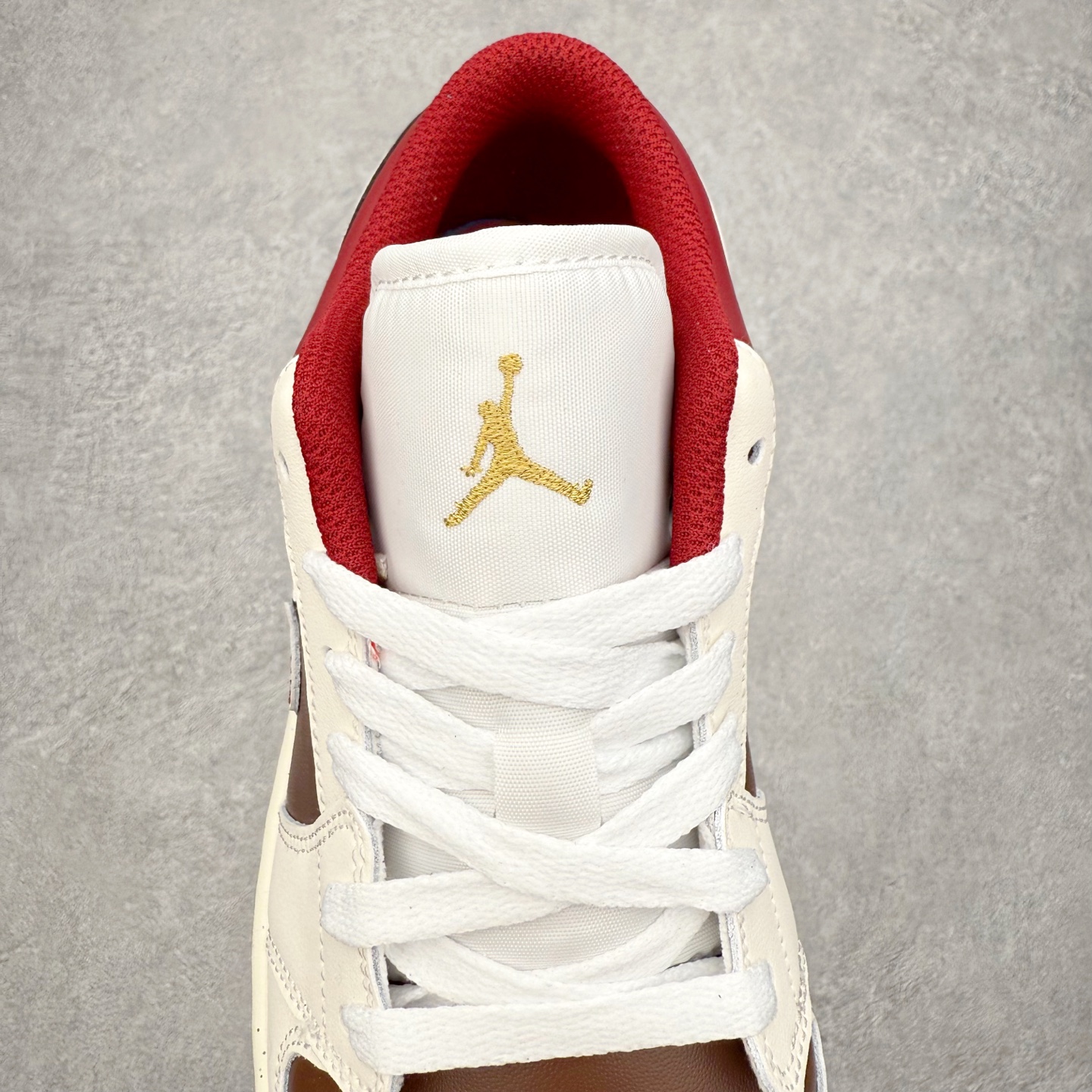 图片[5]-＃K版 Air Jordan AJ1 Low 低帮 IR7600-211 全新流水线出品 DT版本唯一平替选择 市场第二梯队最强版 全部原鞋开发 原楦原纸板开发 全鞋电脑针车 原厂内置全掌气垫 原盒内在原标 唯一Zp原版鞋带绑法 免检产品 全新2022版型 全头层皮料 完美零毛边处理 原厂配置全掌气垫 价格定位良心 几十个配色陆续出货 实拍调校N版已经零色差零失真 百分百还原实物色彩所见即所得 不存在货不对板色差等低级问题 选购参考实物拍摄 不混卖不参货 只用心做好货严格选品 承诺混一赔十 尺码：36 36.5 37.5 38 38.5 39 40 40.5 41 42 42.5 43 44 44.5 45-选品中心