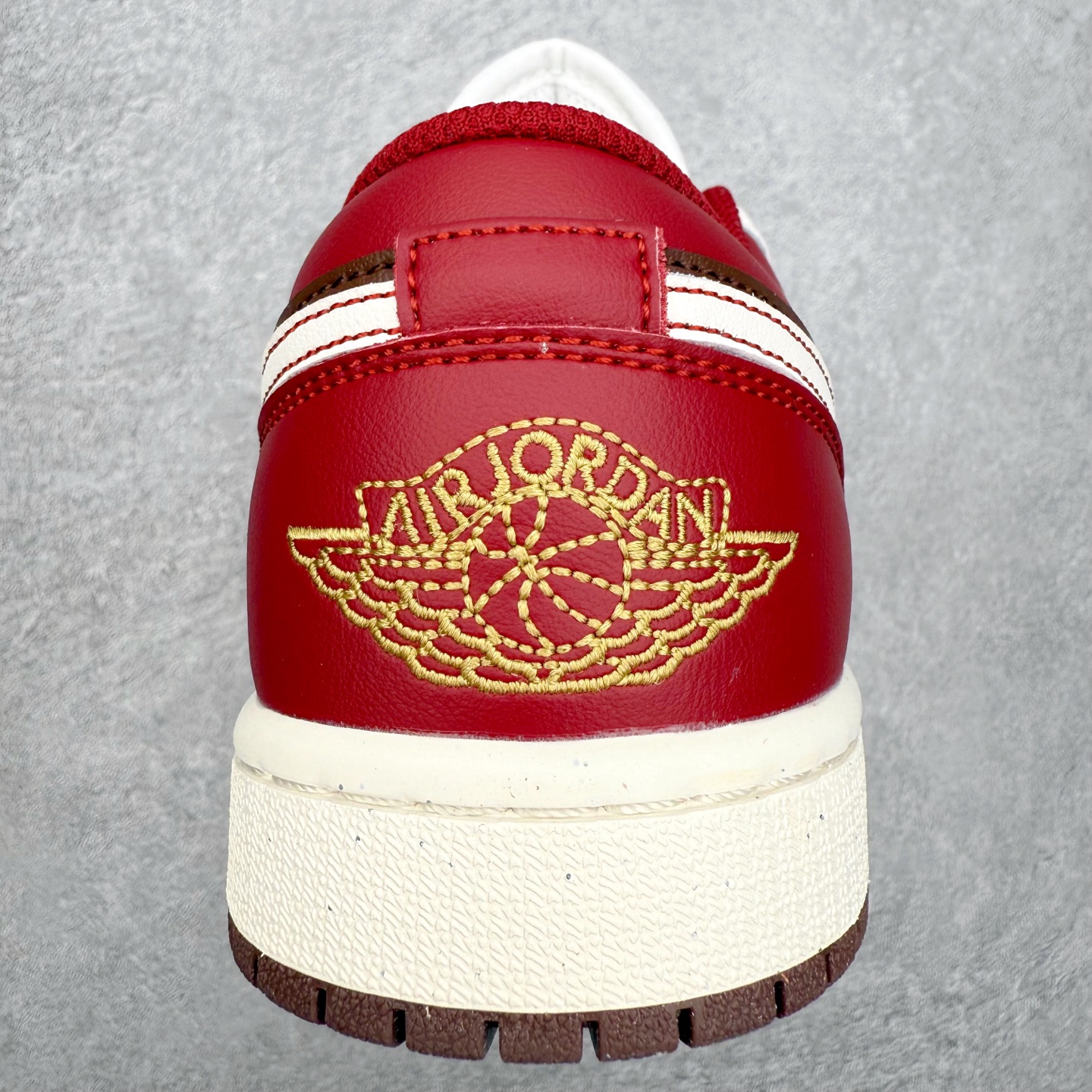 图片[8]-＃K版 Air Jordan AJ1 Low 低帮 IR7600-211 全新流水线出品 DT版本唯一平替选择 市场第二梯队最强版 全部原鞋开发 原楦原纸板开发 全鞋电脑针车 原厂内置全掌气垫 原盒内在原标 唯一Zp原版鞋带绑法 免检产品 全新2022版型 全头层皮料 完美零毛边处理 原厂配置全掌气垫 价格定位良心 几十个配色陆续出货 实拍调校N版已经零色差零失真 百分百还原实物色彩所见即所得 不存在货不对板色差等低级问题 选购参考实物拍摄 不混卖不参货 只用心做好货严格选品 承诺混一赔十 尺码：36 36.5 37.5 38 38.5 39 40 40.5 41 42 42.5 43 44 44.5 45-选品中心