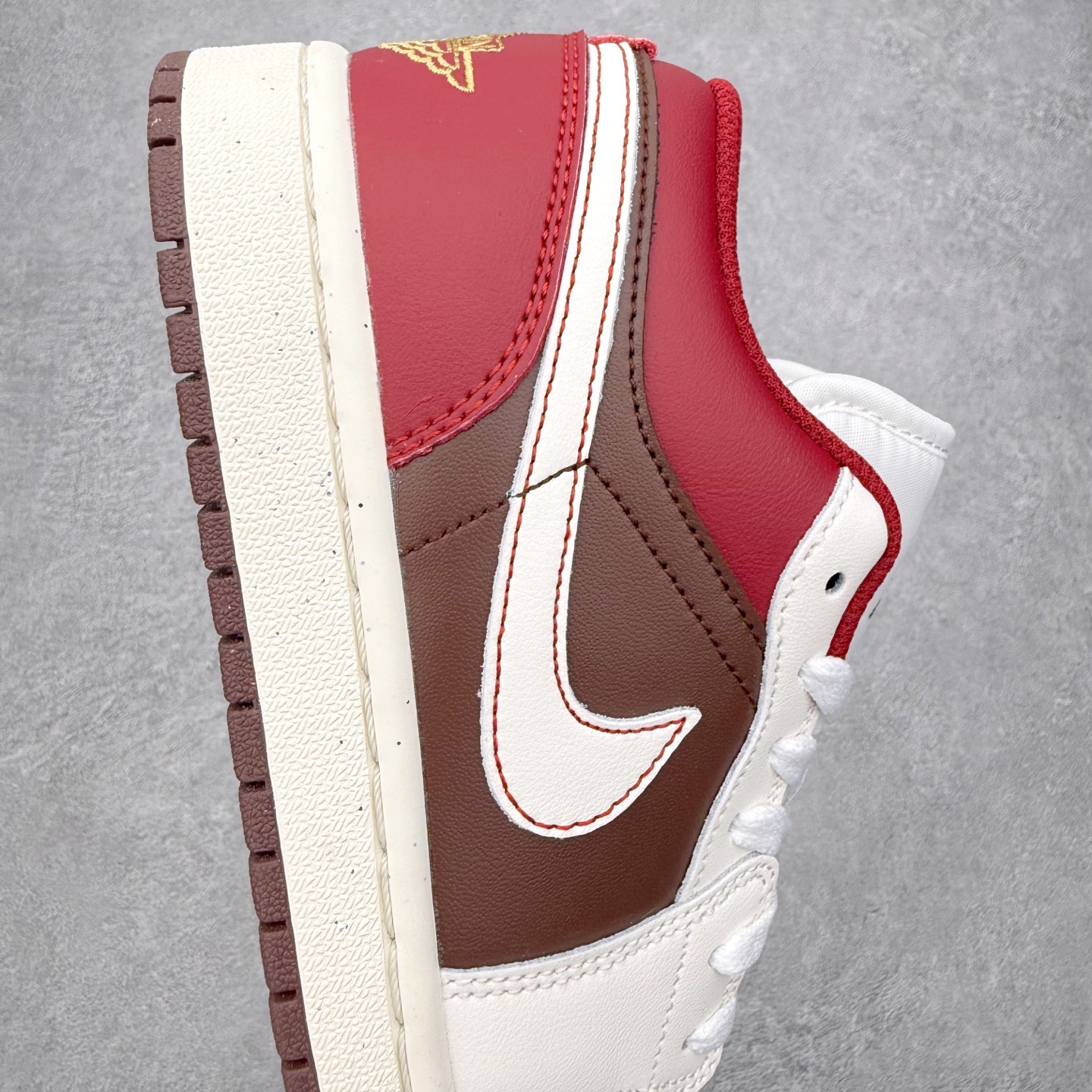 图片[6]-＃K版 Air Jordan AJ1 Low 低帮 IR7600-211 全新流水线出品 DT版本唯一平替选择 市场第二梯队最强版 全部原鞋开发 原楦原纸板开发 全鞋电脑针车 原厂内置全掌气垫 原盒内在原标 唯一Zp原版鞋带绑法 免检产品 全新2022版型 全头层皮料 完美零毛边处理 原厂配置全掌气垫 价格定位良心 几十个配色陆续出货 实拍调校N版已经零色差零失真 百分百还原实物色彩所见即所得 不存在货不对板色差等低级问题 选购参考实物拍摄 不混卖不参货 只用心做好货严格选品 承诺混一赔十 尺码：36 36.5 37.5 38 38.5 39 40 40.5 41 42 42.5 43 44 44.5 45-选品中心