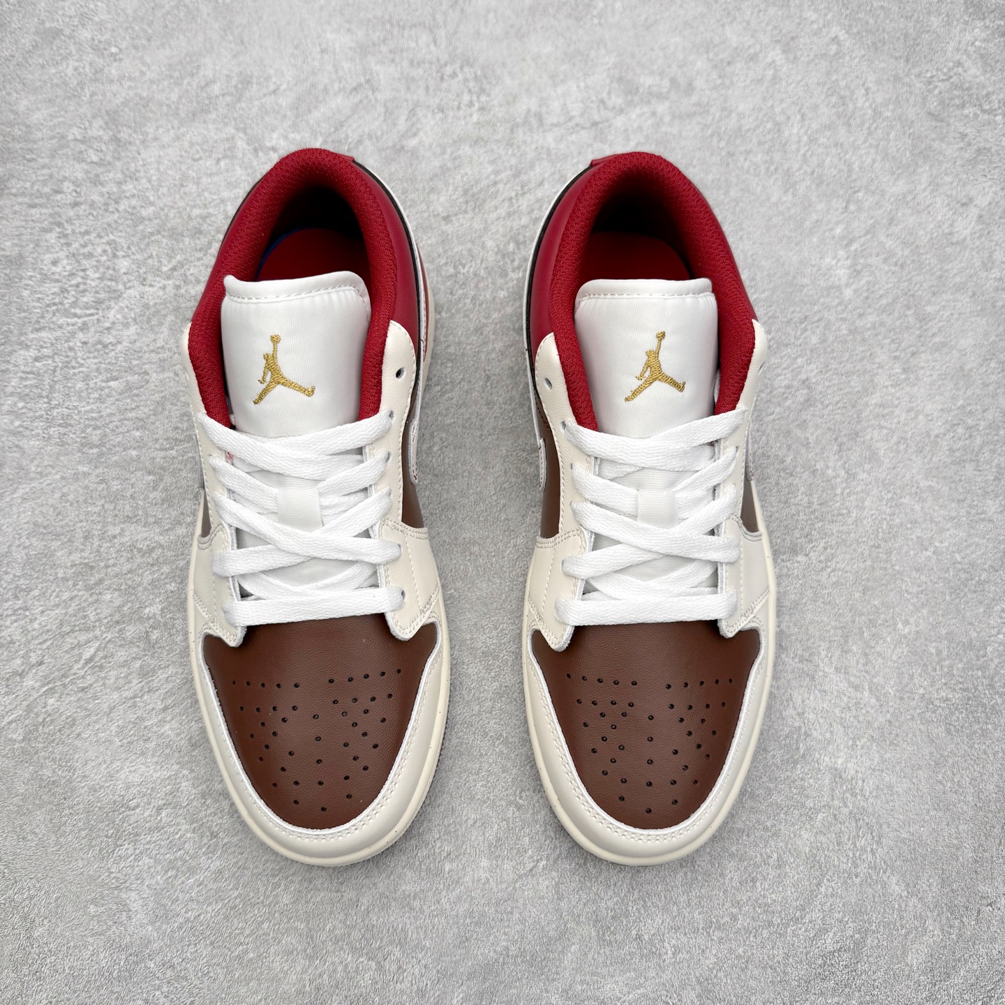 图片[2]-＃K版 Air Jordan AJ1 Low 低帮 IR7600-211 全新流水线出品 DT版本唯一平替选择 市场第二梯队最强版 全部原鞋开发 原楦原纸板开发 全鞋电脑针车 原厂内置全掌气垫 原盒内在原标 唯一Zp原版鞋带绑法 免检产品 全新2022版型 全头层皮料 完美零毛边处理 原厂配置全掌气垫 价格定位良心 几十个配色陆续出货 实拍调校N版已经零色差零失真 百分百还原实物色彩所见即所得 不存在货不对板色差等低级问题 选购参考实物拍摄 不混卖不参货 只用心做好货严格选品 承诺混一赔十 尺码：36 36.5 37.5 38 38.5 39 40 40.5 41 42 42.5 43 44 44.5 45-选品中心