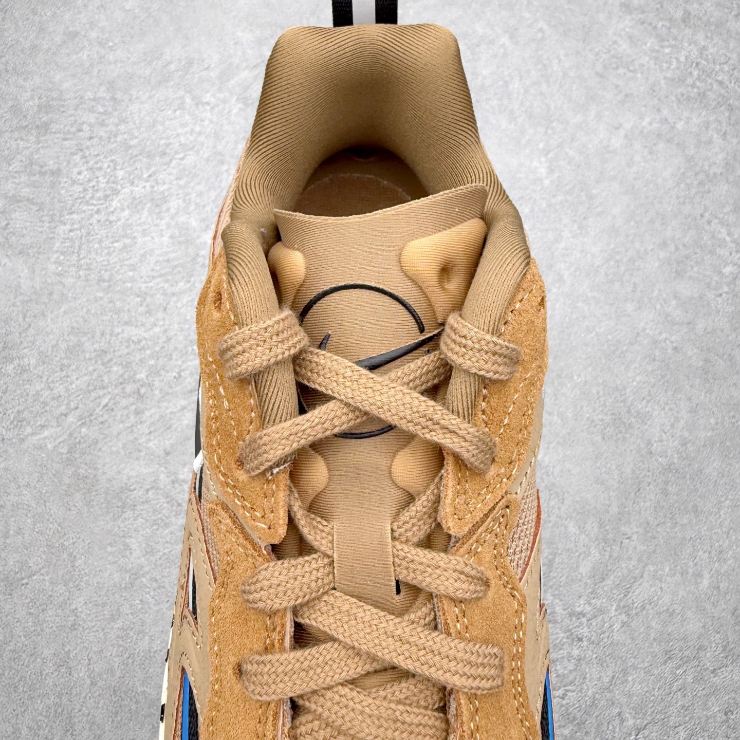 图片[5]-NIKE JAM 系列舒适时尚防滑耐磨低帮生活休闲鞋 采用鞋面合成皮革与网眼布设计 以便于运动员在霹雳舞运动中的保护和耐穿 中底设计细节采用翻转SWOOSH设计 使得倒立动作时更显帅气 鞋子中的整体结构下降 有助于提供更好的缓震效果 设计语言来与NIKE 2000年跑跑鞋中汲取的材料组合以及设计语言 鞋子在线条处大量采用反光效果 尺码：36 36.5 37.5 38 38.5 39 40 40.5 41 42 42.5 43 44 44.5 45-选品中心