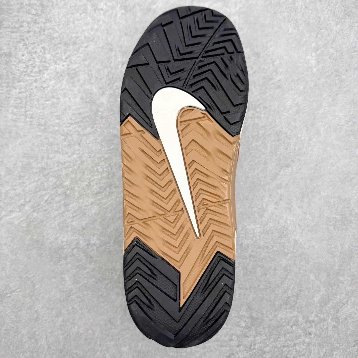 图片[9]-NIKE JAM 系列舒适时尚防滑耐磨低帮生活休闲鞋 采用鞋面合成皮革与网眼布设计 以便于运动员在霹雳舞运动中的保护和耐穿 中底设计细节采用翻转SWOOSH设计 使得倒立动作时更显帅气 鞋子中的整体结构下降 有助于提供更好的缓震效果 设计语言来与NIKE 2000年跑跑鞋中汲取的材料组合以及设计语言 鞋子在线条处大量采用反光效果 尺码：36 36.5 37.5 38 38.5 39 40 40.5 41 42 42.5 43 44 44.5 45-选品中心