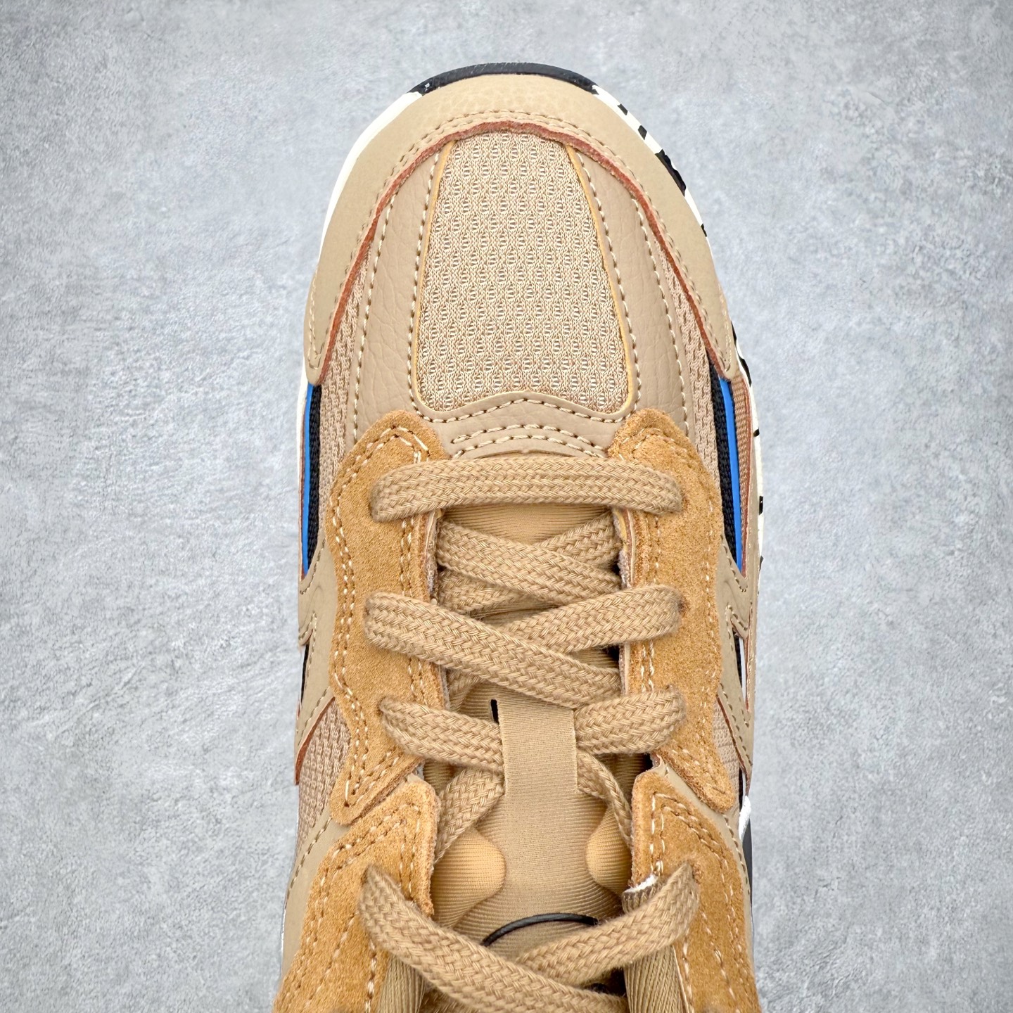 图片[4]-NIKE JAM 系列舒适时尚防滑耐磨低帮生活休闲鞋 采用鞋面合成皮革与网眼布设计 以便于运动员在霹雳舞运动中的保护和耐穿 中底设计细节采用翻转SWOOSH设计 使得倒立动作时更显帅气 鞋子中的整体结构下降 有助于提供更好的缓震效果 设计语言来与NIKE 2000年跑跑鞋中汲取的材料组合以及设计语言 鞋子在线条处大量采用反光效果 尺码：36 36.5 37.5 38 38.5 39 40 40.5 41 42 42.5 43 44 44.5 45-选品中心