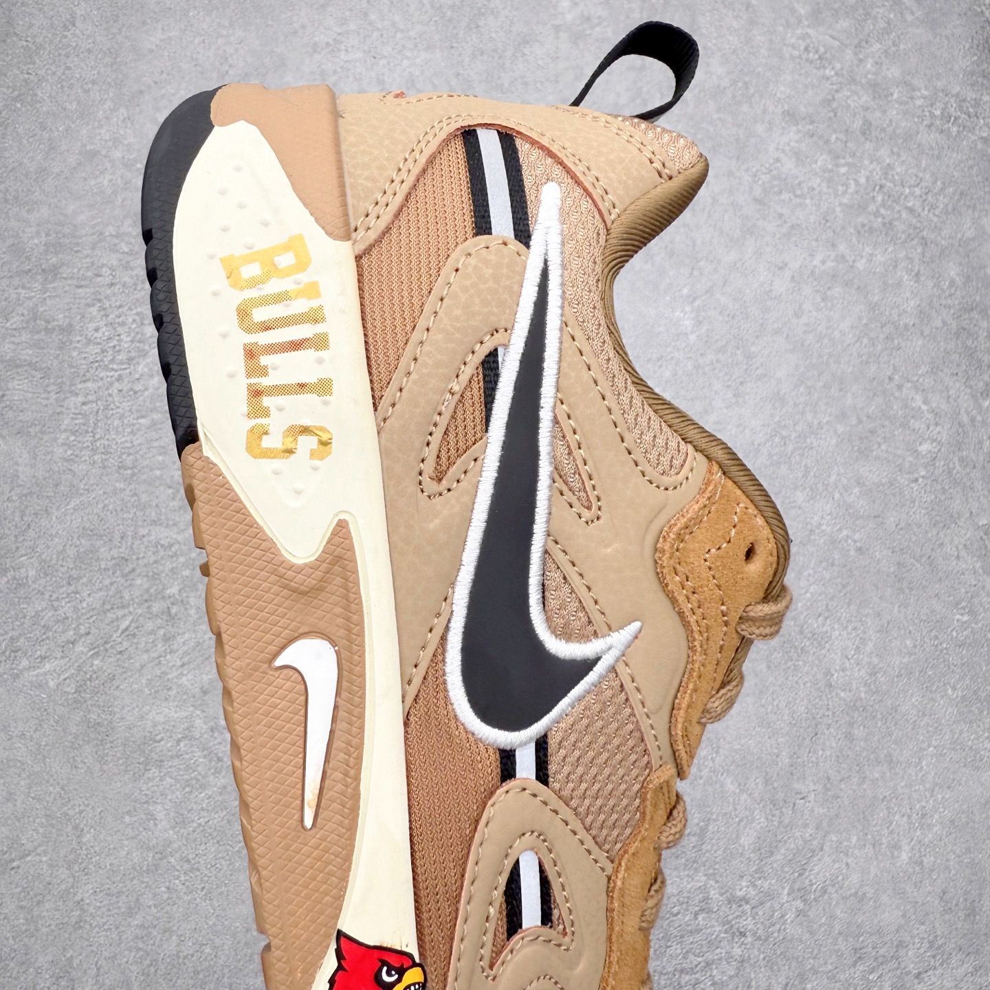 图片[6]-NIKE JAM 系列舒适时尚防滑耐磨低帮生活休闲鞋 采用鞋面合成皮革与网眼布设计 以便于运动员在霹雳舞运动中的保护和耐穿 中底设计细节采用翻转SWOOSH设计 使得倒立动作时更显帅气 鞋子中的整体结构下降 有助于提供更好的缓震效果 设计语言来与NIKE 2000年跑跑鞋中汲取的材料组合以及设计语言 鞋子在线条处大量采用反光效果 尺码：36 36.5 37.5 38 38.5 39 40 40.5 41 42 42.5 43 44 44.5 45-选品中心