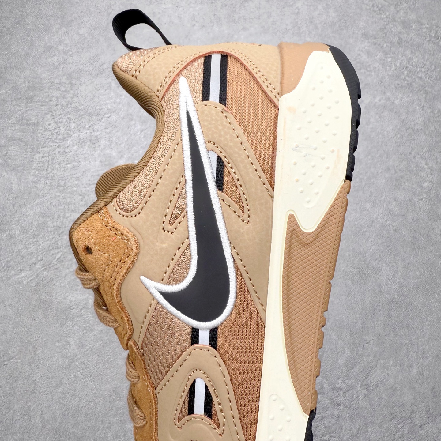 图片[7]-NIKE JAM 系列舒适时尚防滑耐磨低帮生活休闲鞋 采用鞋面合成皮革与网眼布设计 以便于运动员在霹雳舞运动中的保护和耐穿 中底设计细节采用翻转SWOOSH设计 使得倒立动作时更显帅气 鞋子中的整体结构下降 有助于提供更好的缓震效果 设计语言来与NIKE 2000年跑跑鞋中汲取的材料组合以及设计语言 鞋子在线条处大量采用反光效果 尺码：36 36.5 37.5 38 38.5 39 40 40.5 41 42 42.5 43 44 44.5 45-选品中心