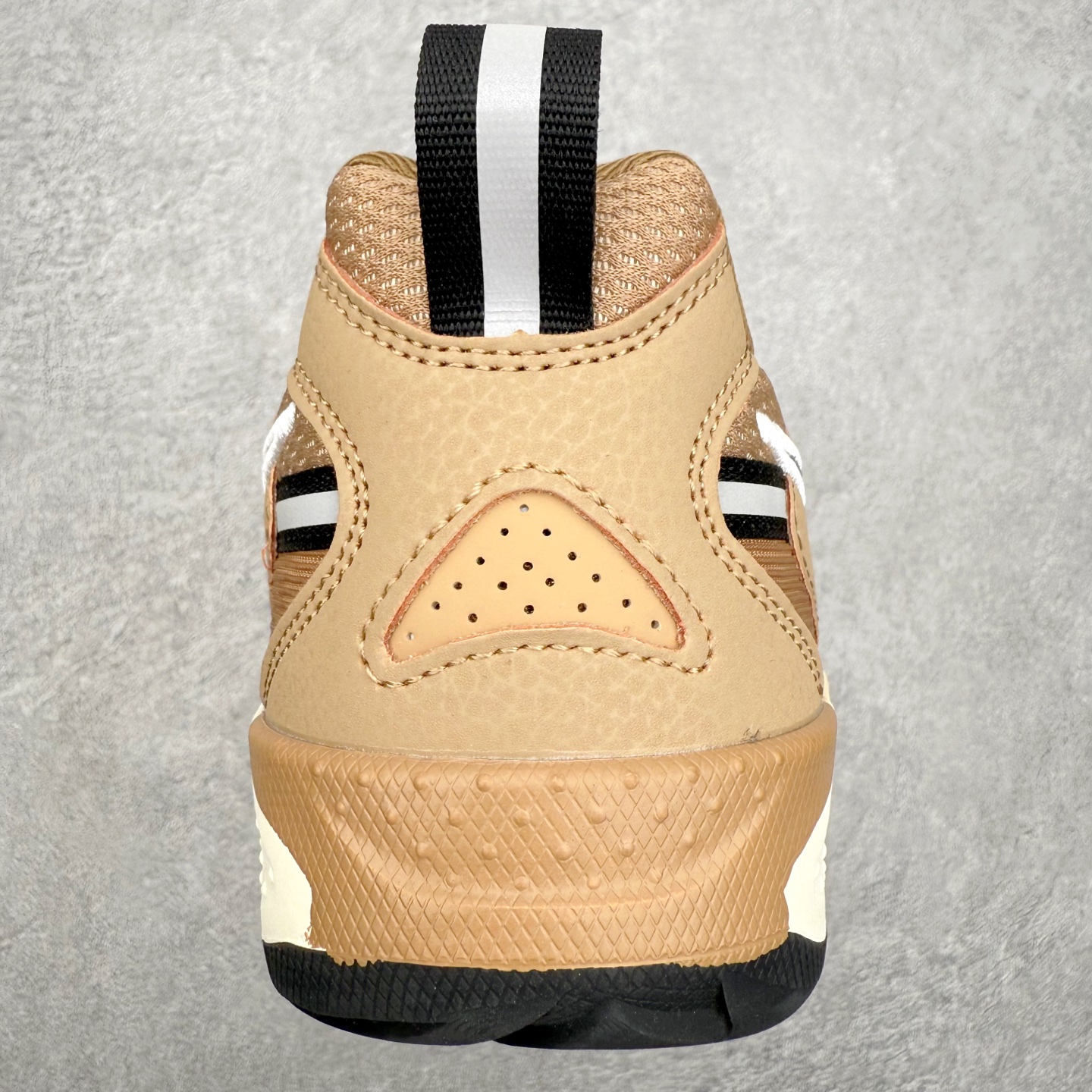 图片[8]-NIKE JAM 系列舒适时尚防滑耐磨低帮生活休闲鞋 采用鞋面合成皮革与网眼布设计 以便于运动员在霹雳舞运动中的保护和耐穿 中底设计细节采用翻转SWOOSH设计 使得倒立动作时更显帅气 鞋子中的整体结构下降 有助于提供更好的缓震效果 设计语言来与NIKE 2000年跑跑鞋中汲取的材料组合以及设计语言 鞋子在线条处大量采用反光效果 尺码：36 36.5 37.5 38 38.5 39 40 40.5 41 42 42.5 43 44 44.5 45-选品中心