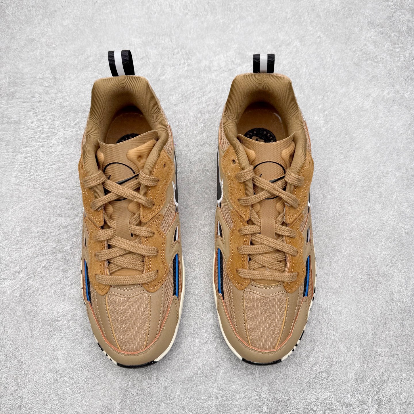 图片[2]-NIKE JAM 系列舒适时尚防滑耐磨低帮生活休闲鞋 采用鞋面合成皮革与网眼布设计 以便于运动员在霹雳舞运动中的保护和耐穿 中底设计细节采用翻转SWOOSH设计 使得倒立动作时更显帅气 鞋子中的整体结构下降 有助于提供更好的缓震效果 设计语言来与NIKE 2000年跑跑鞋中汲取的材料组合以及设计语言 鞋子在线条处大量采用反光效果 尺码：36 36.5 37.5 38 38.5 39 40 40.5 41 42 42.5 43 44 44.5 45-选品中心