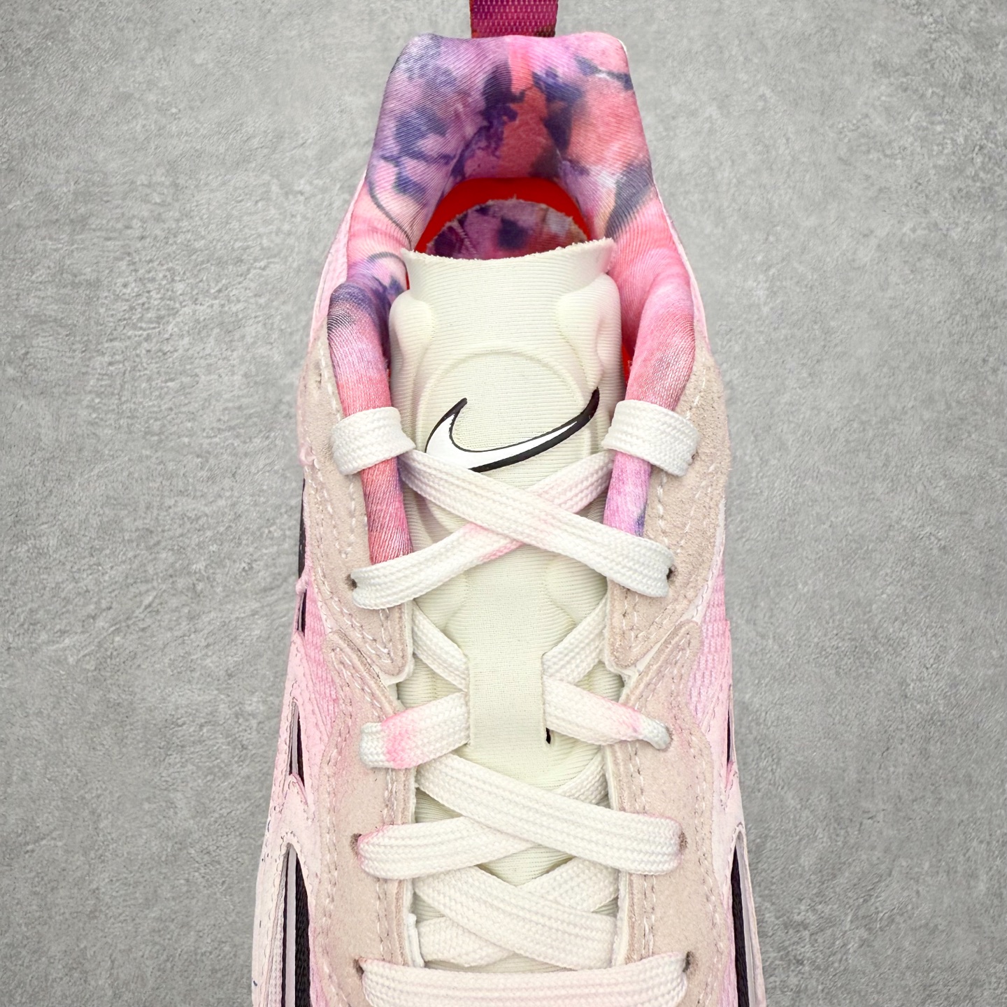 图片[5]-NIKE JAM 系列舒适时尚防滑耐磨低帮生活休闲鞋 采用鞋面合成皮革与网眼布设计 以便于运动员在霹雳舞运动中的保护和耐穿 中底设计细节采用翻转SWOOSH设计 使得倒立动作时更显帅气 鞋子中的整体结构下降 有助于提供更好的缓震效果 设计语言来与NIKE 2000年跑跑鞋中汲取的材料组合以及设计语言 鞋子在线条处大量采用反光效果 尺码：36 36.5 37.5 38 38.5 39 40 40.5 41 42 42.5 43 44 44.5 45-选品中心