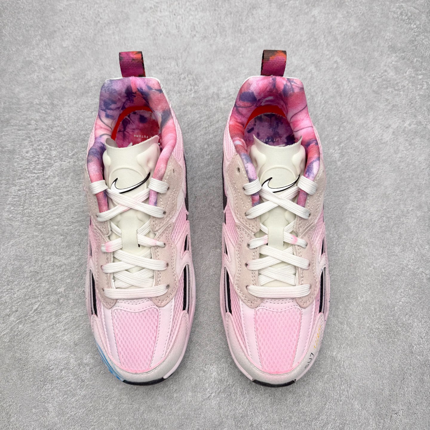 图片[2]-NIKE JAM 系列舒适时尚防滑耐磨低帮生活休闲鞋 采用鞋面合成皮革与网眼布设计 以便于运动员在霹雳舞运动中的保护和耐穿 中底设计细节采用翻转SWOOSH设计 使得倒立动作时更显帅气 鞋子中的整体结构下降 有助于提供更好的缓震效果 设计语言来与NIKE 2000年跑跑鞋中汲取的材料组合以及设计语言 鞋子在线条处大量采用反光效果 尺码：36 36.5 37.5 38 38.5 39 40 40.5 41 42 42.5 43 44 44.5 45-选品中心