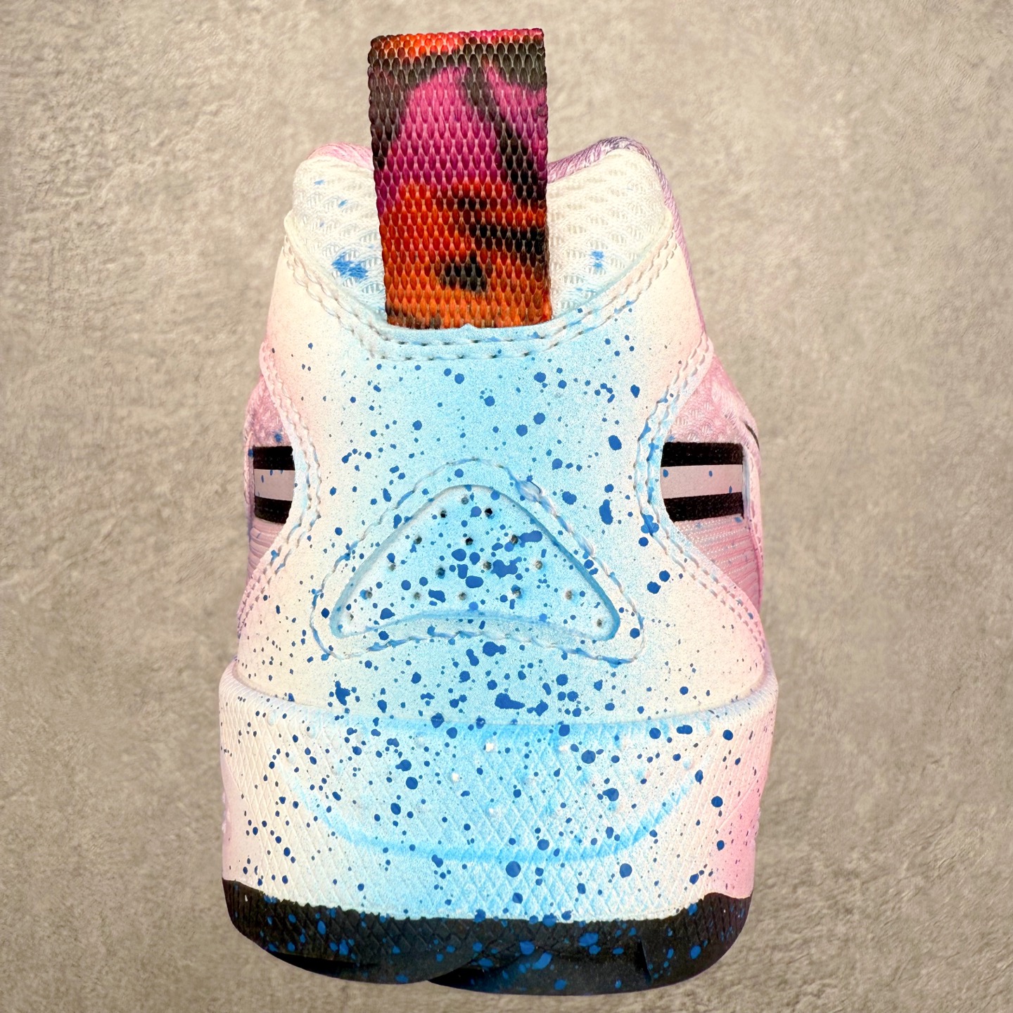 图片[8]-NIKE JAM 系列舒适时尚防滑耐磨低帮生活休闲鞋 采用鞋面合成皮革与网眼布设计 以便于运动员在霹雳舞运动中的保护和耐穿 中底设计细节采用翻转SWOOSH设计 使得倒立动作时更显帅气 鞋子中的整体结构下降 有助于提供更好的缓震效果 设计语言来与NIKE 2000年跑跑鞋中汲取的材料组合以及设计语言 鞋子在线条处大量采用反光效果 尺码：36 36.5 37.5 38 38.5 39 40 40.5 41 42 42.5 43 44 44.5 45-选品中心