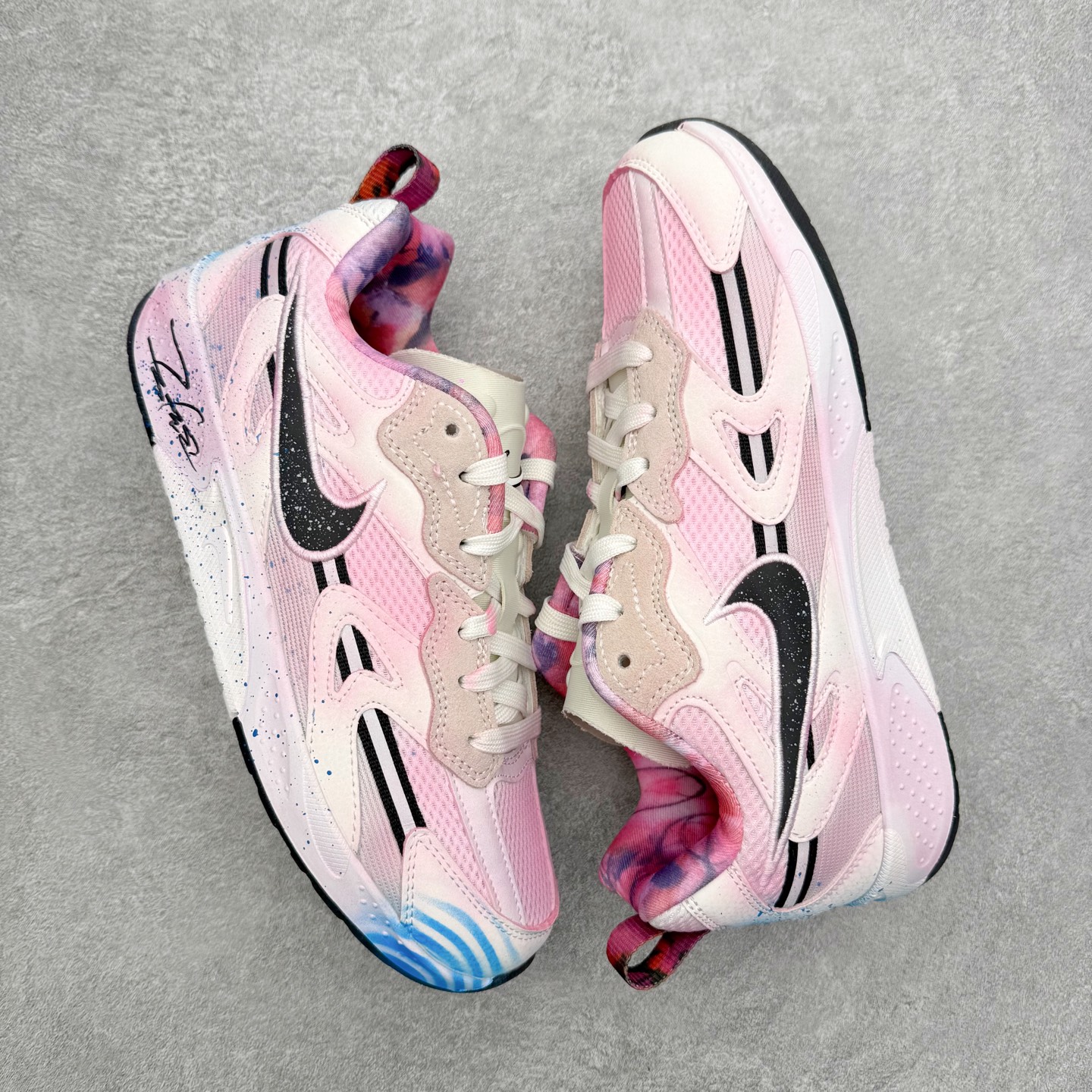 图片[3]-NIKE JAM 系列舒适时尚防滑耐磨低帮生活休闲鞋 采用鞋面合成皮革与网眼布设计 以便于运动员在霹雳舞运动中的保护和耐穿 中底设计细节采用翻转SWOOSH设计 使得倒立动作时更显帅气 鞋子中的整体结构下降 有助于提供更好的缓震效果 设计语言来与NIKE 2000年跑跑鞋中汲取的材料组合以及设计语言 鞋子在线条处大量采用反光效果 尺码：36 36.5 37.5 38 38.5 39 40 40.5 41 42 42.5 43 44 44.5 45-选品中心