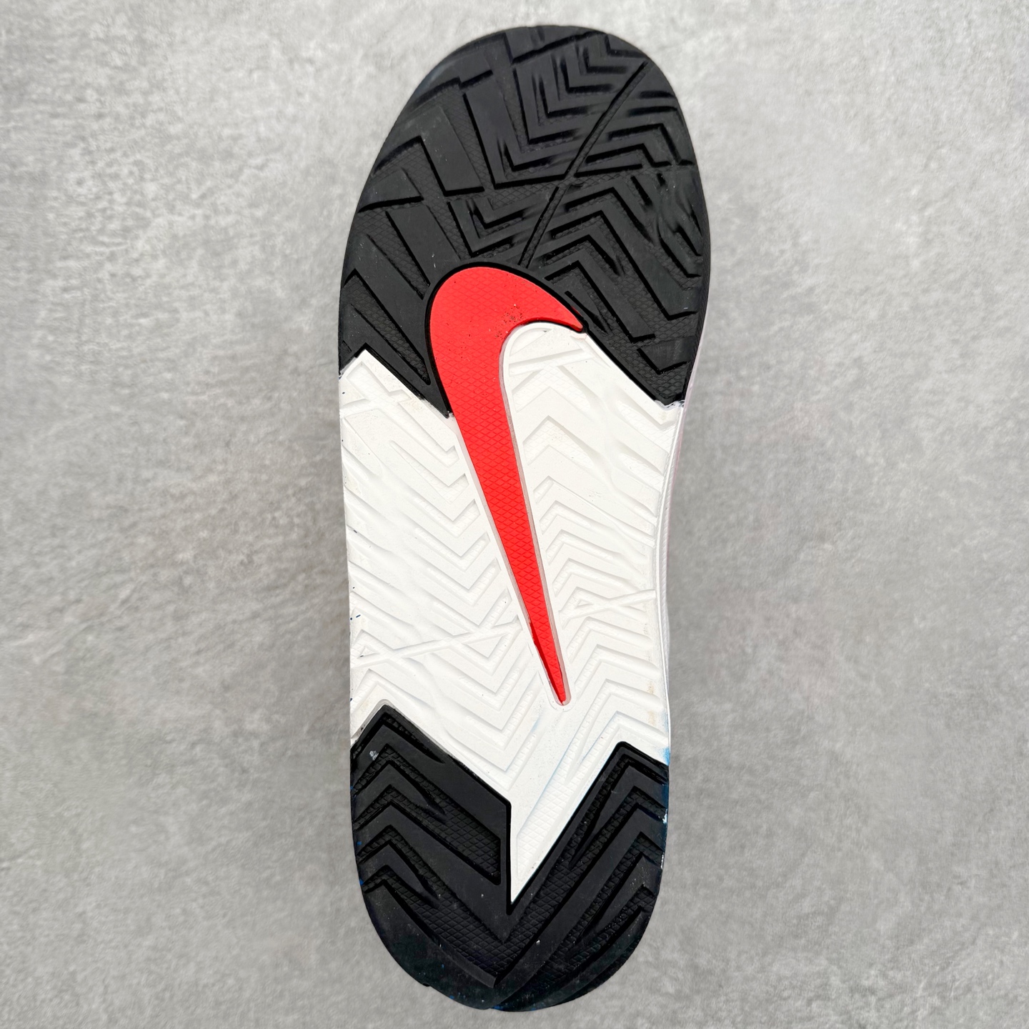 图片[9]-NIKE JAM 系列舒适时尚防滑耐磨低帮生活休闲鞋 采用鞋面合成皮革与网眼布设计 以便于运动员在霹雳舞运动中的保护和耐穿 中底设计细节采用翻转SWOOSH设计 使得倒立动作时更显帅气 鞋子中的整体结构下降 有助于提供更好的缓震效果 设计语言来与NIKE 2000年跑跑鞋中汲取的材料组合以及设计语言 鞋子在线条处大量采用反光效果 尺码：36 36.5 37.5 38 38.5 39 40 40.5 41 42 42.5 43 44 44.5 45-选品中心