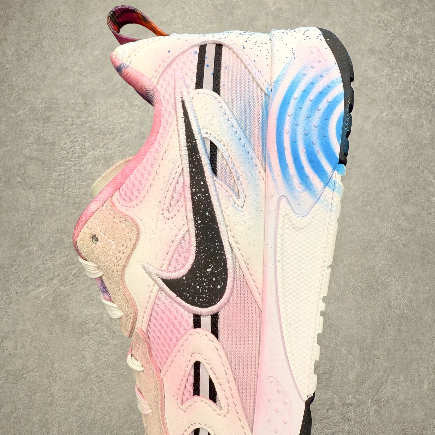 图片[7]-NIKE JAM 系列舒适时尚防滑耐磨低帮生活休闲鞋 采用鞋面合成皮革与网眼布设计 以便于运动员在霹雳舞运动中的保护和耐穿 中底设计细节采用翻转SWOOSH设计 使得倒立动作时更显帅气 鞋子中的整体结构下降 有助于提供更好的缓震效果 设计语言来与NIKE 2000年跑跑鞋中汲取的材料组合以及设计语言 鞋子在线条处大量采用反光效果 尺码：36 36.5 37.5 38 38.5 39 40 40.5 41 42 42.5 43 44 44.5 45-选品中心