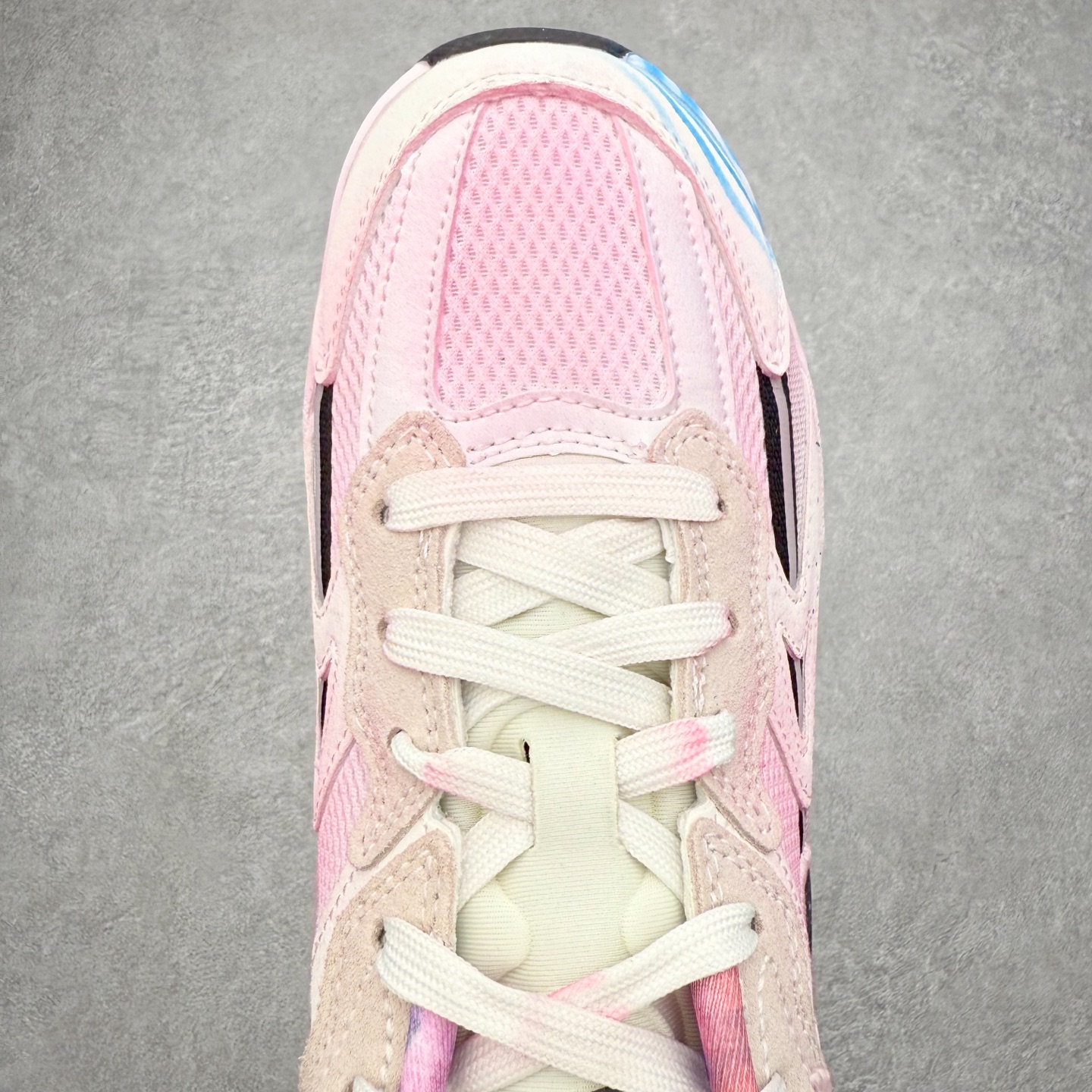 图片[4]-NIKE JAM 系列舒适时尚防滑耐磨低帮生活休闲鞋 采用鞋面合成皮革与网眼布设计 以便于运动员在霹雳舞运动中的保护和耐穿 中底设计细节采用翻转SWOOSH设计 使得倒立动作时更显帅气 鞋子中的整体结构下降 有助于提供更好的缓震效果 设计语言来与NIKE 2000年跑跑鞋中汲取的材料组合以及设计语言 鞋子在线条处大量采用反光效果 尺码：36 36.5 37.5 38 38.5 39 40 40.5 41 42 42.5 43 44 44.5 45-选品中心