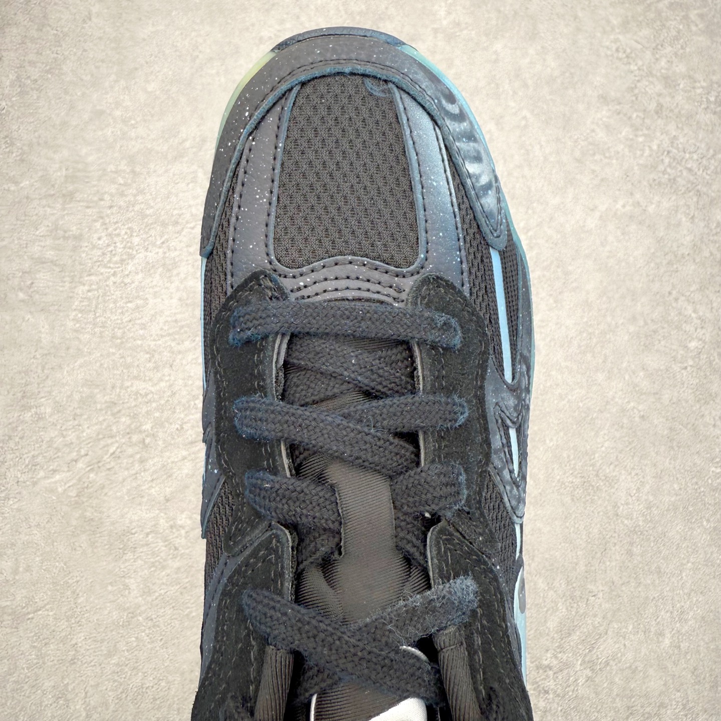 图片[4]-NIKE JAM 系列舒适时尚防滑耐磨低帮生活休闲鞋 采用鞋面合成皮革与网眼布设计 以便于运动员在霹雳舞运动中的保护和耐穿 中底设计细节采用翻转SWOOSH设计 使得倒立动作时更显帅气 鞋子中的整体结构下降 有助于提供更好的缓震效果 设计语言来与NIKE 2000年跑跑鞋中汲取的材料组合以及设计语言 鞋子在线条处大量采用反光效果 尺码：36 36.5 37.5 38 38.5 39 40 40.5 41 42 42.5 43 44 44.5 45-选品中心