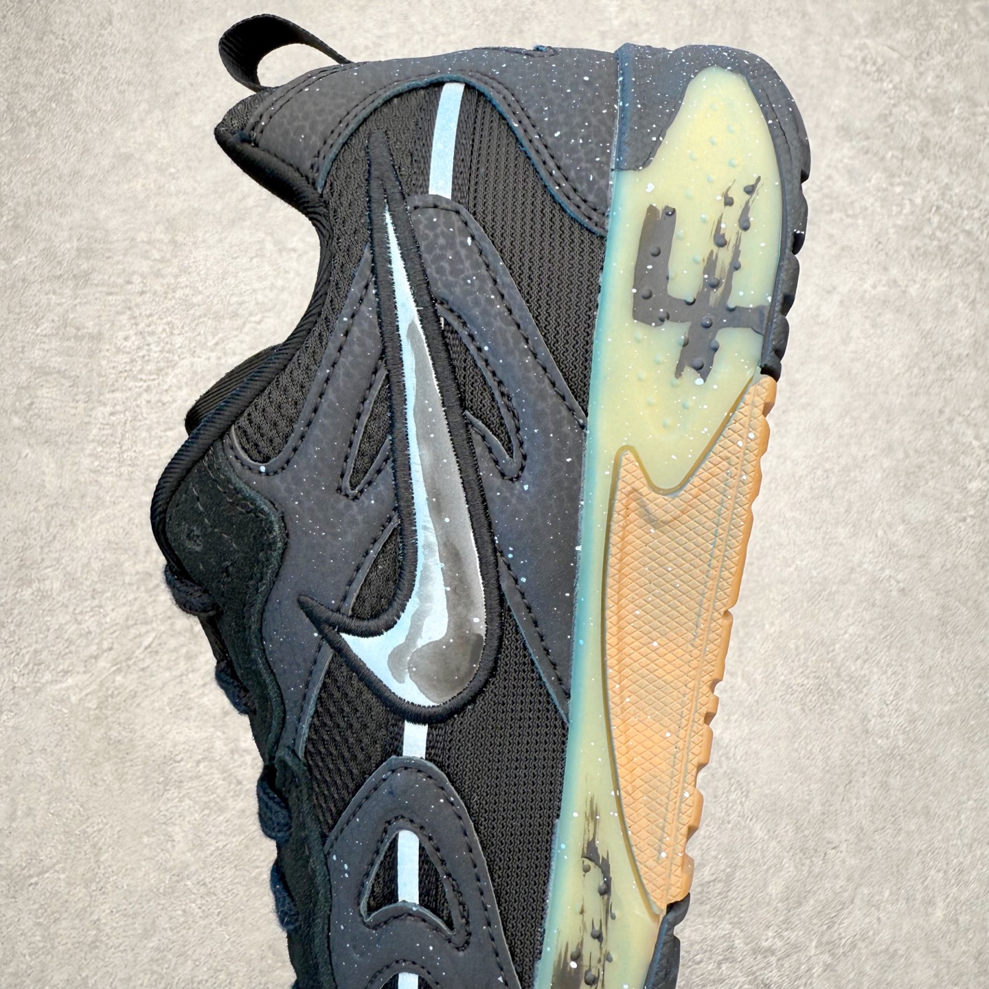 图片[7]-NIKE JAM 系列舒适时尚防滑耐磨低帮生活休闲鞋 采用鞋面合成皮革与网眼布设计 以便于运动员在霹雳舞运动中的保护和耐穿 中底设计细节采用翻转SWOOSH设计 使得倒立动作时更显帅气 鞋子中的整体结构下降 有助于提供更好的缓震效果 设计语言来与NIKE 2000年跑跑鞋中汲取的材料组合以及设计语言 鞋子在线条处大量采用反光效果 尺码：36 36.5 37.5 38 38.5 39 40 40.5 41 42 42.5 43 44 44.5 45-选品中心