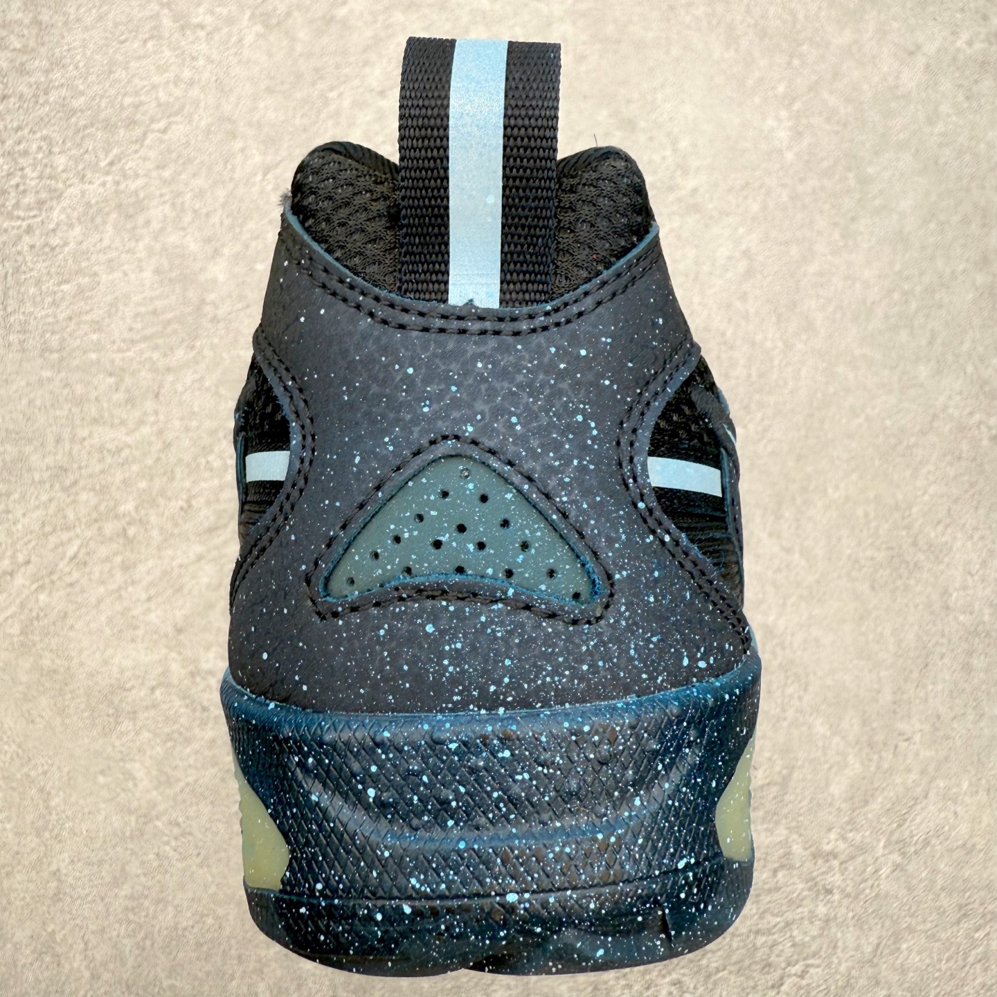 图片[8]-NIKE JAM 系列舒适时尚防滑耐磨低帮生活休闲鞋 采用鞋面合成皮革与网眼布设计 以便于运动员在霹雳舞运动中的保护和耐穿 中底设计细节采用翻转SWOOSH设计 使得倒立动作时更显帅气 鞋子中的整体结构下降 有助于提供更好的缓震效果 设计语言来与NIKE 2000年跑跑鞋中汲取的材料组合以及设计语言 鞋子在线条处大量采用反光效果 尺码：36 36.5 37.5 38 38.5 39 40 40.5 41 42 42.5 43 44 44.5 45-选品中心