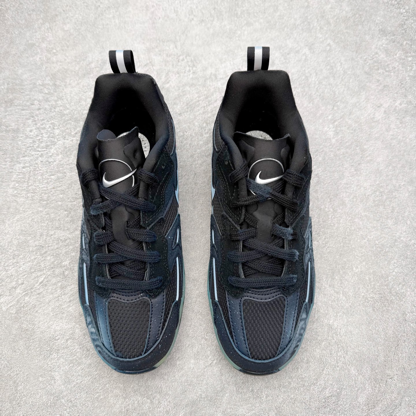 图片[2]-NIKE JAM 系列舒适时尚防滑耐磨低帮生活休闲鞋 采用鞋面合成皮革与网眼布设计 以便于运动员在霹雳舞运动中的保护和耐穿 中底设计细节采用翻转SWOOSH设计 使得倒立动作时更显帅气 鞋子中的整体结构下降 有助于提供更好的缓震效果 设计语言来与NIKE 2000年跑跑鞋中汲取的材料组合以及设计语言 鞋子在线条处大量采用反光效果 尺码：36 36.5 37.5 38 38.5 39 40 40.5 41 42 42.5 43 44 44.5 45-选品中心