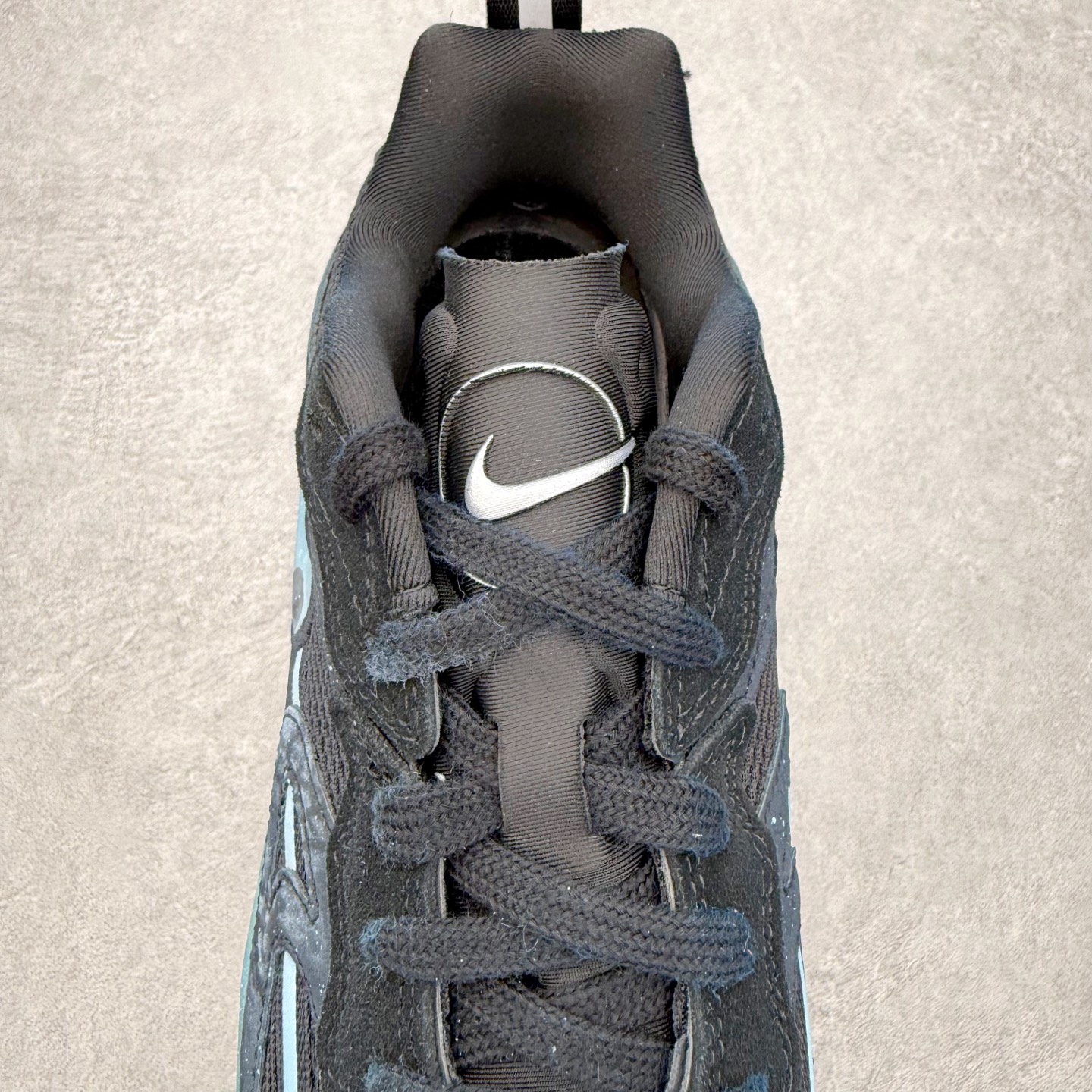 图片[5]-NIKE JAM 系列舒适时尚防滑耐磨低帮生活休闲鞋 采用鞋面合成皮革与网眼布设计 以便于运动员在霹雳舞运动中的保护和耐穿 中底设计细节采用翻转SWOOSH设计 使得倒立动作时更显帅气 鞋子中的整体结构下降 有助于提供更好的缓震效果 设计语言来与NIKE 2000年跑跑鞋中汲取的材料组合以及设计语言 鞋子在线条处大量采用反光效果 尺码：36 36.5 37.5 38 38.5 39 40 40.5 41 42 42.5 43 44 44.5 45-选品中心