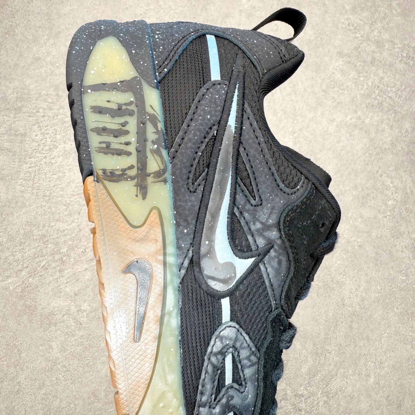 图片[6]-NIKE JAM 系列舒适时尚防滑耐磨低帮生活休闲鞋 采用鞋面合成皮革与网眼布设计 以便于运动员在霹雳舞运动中的保护和耐穿 中底设计细节采用翻转SWOOSH设计 使得倒立动作时更显帅气 鞋子中的整体结构下降 有助于提供更好的缓震效果 设计语言来与NIKE 2000年跑跑鞋中汲取的材料组合以及设计语言 鞋子在线条处大量采用反光效果 尺码：36 36.5 37.5 38 38.5 39 40 40.5 41 42 42.5 43 44 44.5 45-选品中心