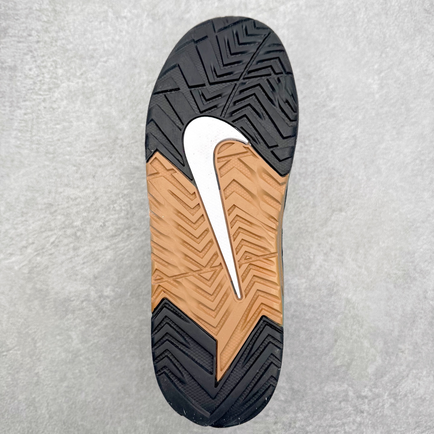 图片[9]-NIKE JAM 系列舒适时尚防滑耐磨低帮生活休闲鞋 采用鞋面合成皮革与网眼布设计 以便于运动员在霹雳舞运动中的保护和耐穿 中底设计细节采用翻转SWOOSH设计 使得倒立动作时更显帅气 鞋子中的整体结构下降 有助于提供更好的缓震效果 设计语言来与NIKE 2000年跑跑鞋中汲取的材料组合以及设计语言 鞋子在线条处大量采用反光效果 尺码：36 36.5 37.5 38 38.5 39 40 40.5 41 42 42.5 43 44 44.5 45-选品中心