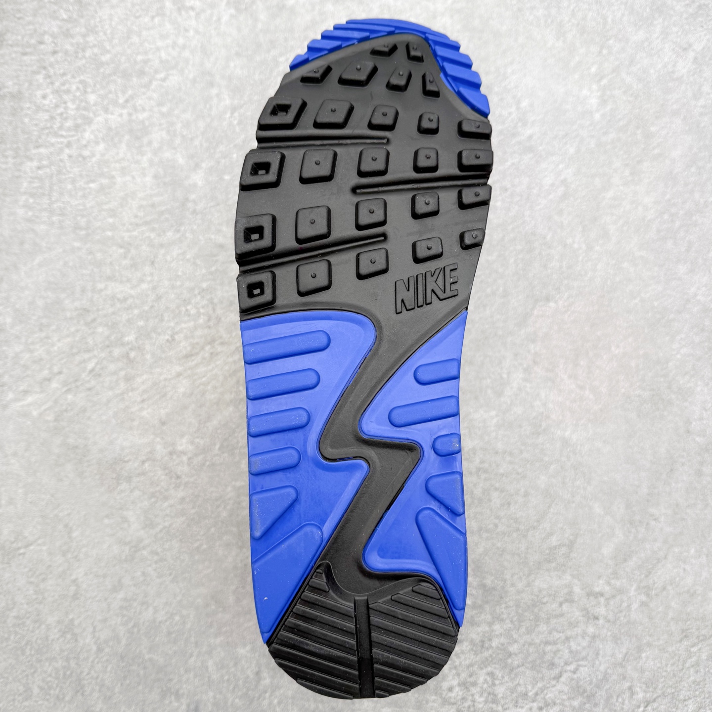 图片[9]-NK Air MAX 90 气垫复古减震跑步鞋 DM0029-112 经典重温 独家陆续补货 外单专供大厂出品 品质稳定 一百余色 终端操作 Air Max 90于1990年推出 来自Air Max系列 在Air Max 1的基础上改进而得 增加了气垫面积 外型上也更为流线 最特別的就是加入了菱纹塑胶嵌板 为Air Max 90增添了许多潮流气息 皮革鞋面 造就出色耐穿性和支撑力 Max Air缓震配置搭配泡棉中底 令Air Max 90轻盈而舒适 华夫格橡胶外底 铸就Air Max 90非凡的抓地力 而Air Max 90不仅是一双跑鞋 它成功跨越了时间的演进 成为了球鞋文化与潮流圈中最熟为人知的鞋款之一 尺码：36 36.5 37.5 38 38.5 39 40 40.5 41 42 42.5 43 44 44.5 45-选品中心