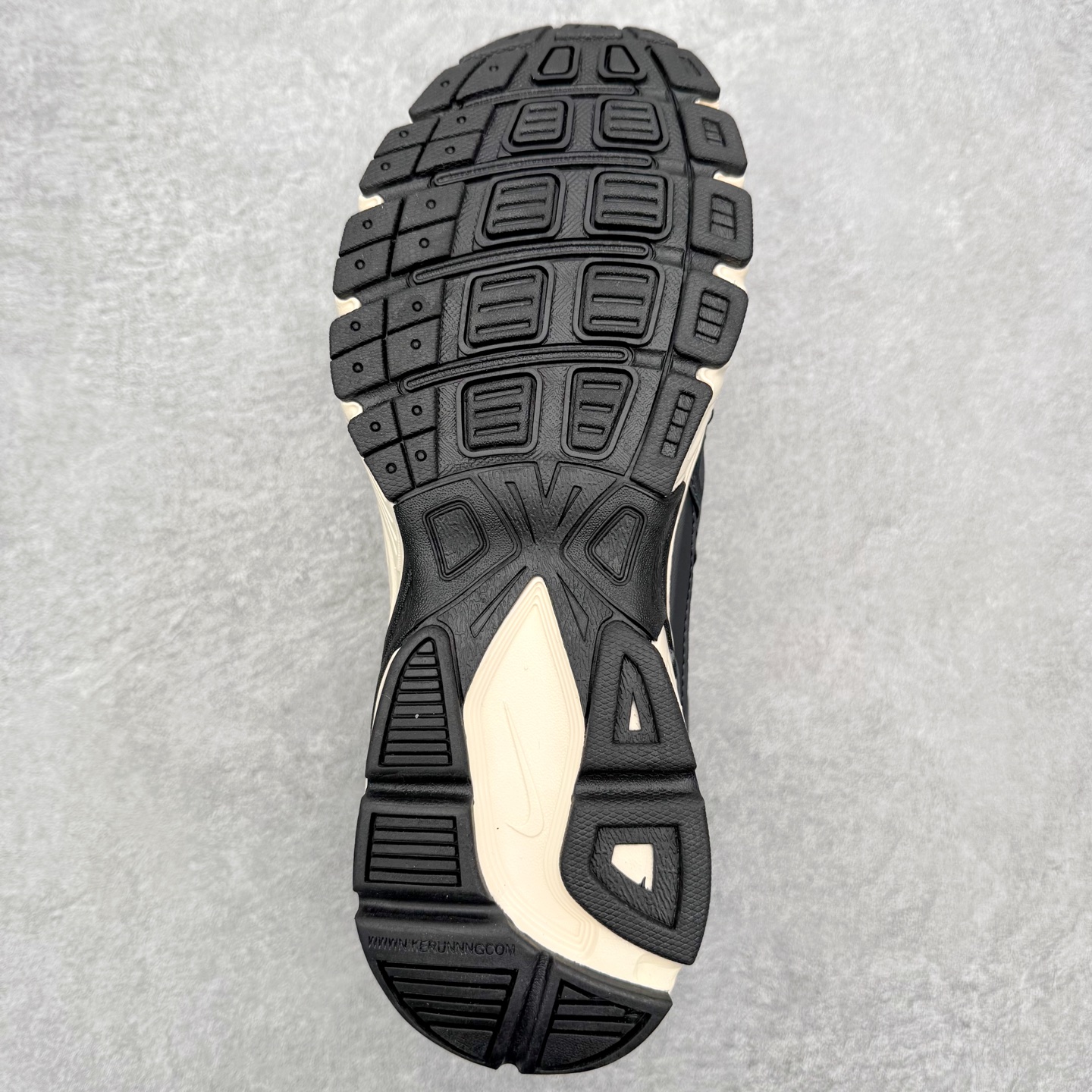 图片[9]-NK Initiator 创始者系列复古老爹鞋运动舒适复古网布合成革减震防滑耐磨低帮休闲跑步鞋 Ins爆火全新韩系古着风 回味经典 采用透气网眼鞋面和支撑覆盖层 自然运动设计的Phlyon中底用于缓冲 BRS 1000碳橡胶外底具有轻质柔韧性 牵引力和耐用性 尺码：36 36.5 37.5 38 38.5 39 40 40.5 41 42 42.5 43 44 45-选品中心