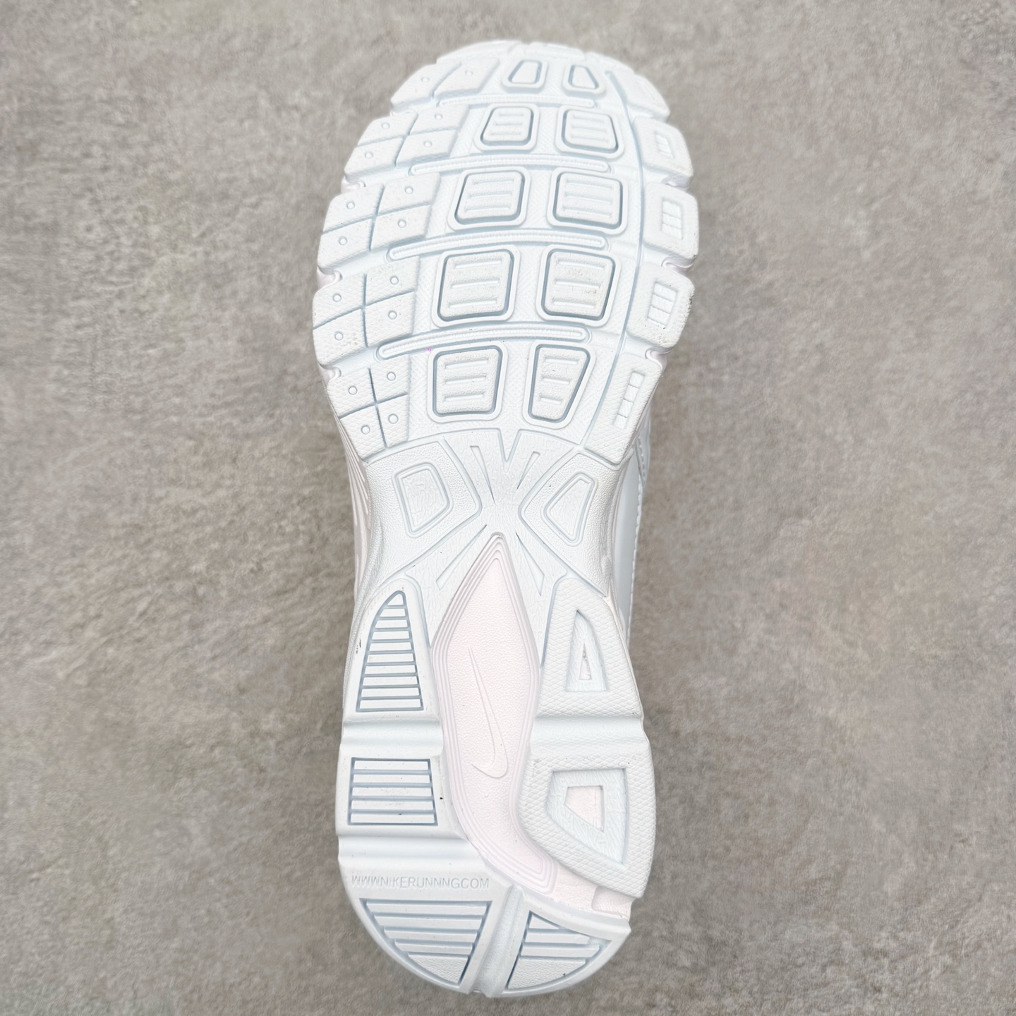 图片[9]-NK Initiator 创始者系列复古老爹鞋运动舒适复古网布合成革减震防滑耐磨低帮休闲跑步鞋 Ins爆火全新韩系古着风 回味经典 采用透气网眼鞋面和支撑覆盖层 自然运动设计的Phlyon中底用于缓冲 BRS 1000碳橡胶外底具有轻质柔韧性 牵引力和耐用性 尺码：36 36.5 37.5 38 38.5 39 40 40.5 41 42 42.5 43 44 45-选品中心