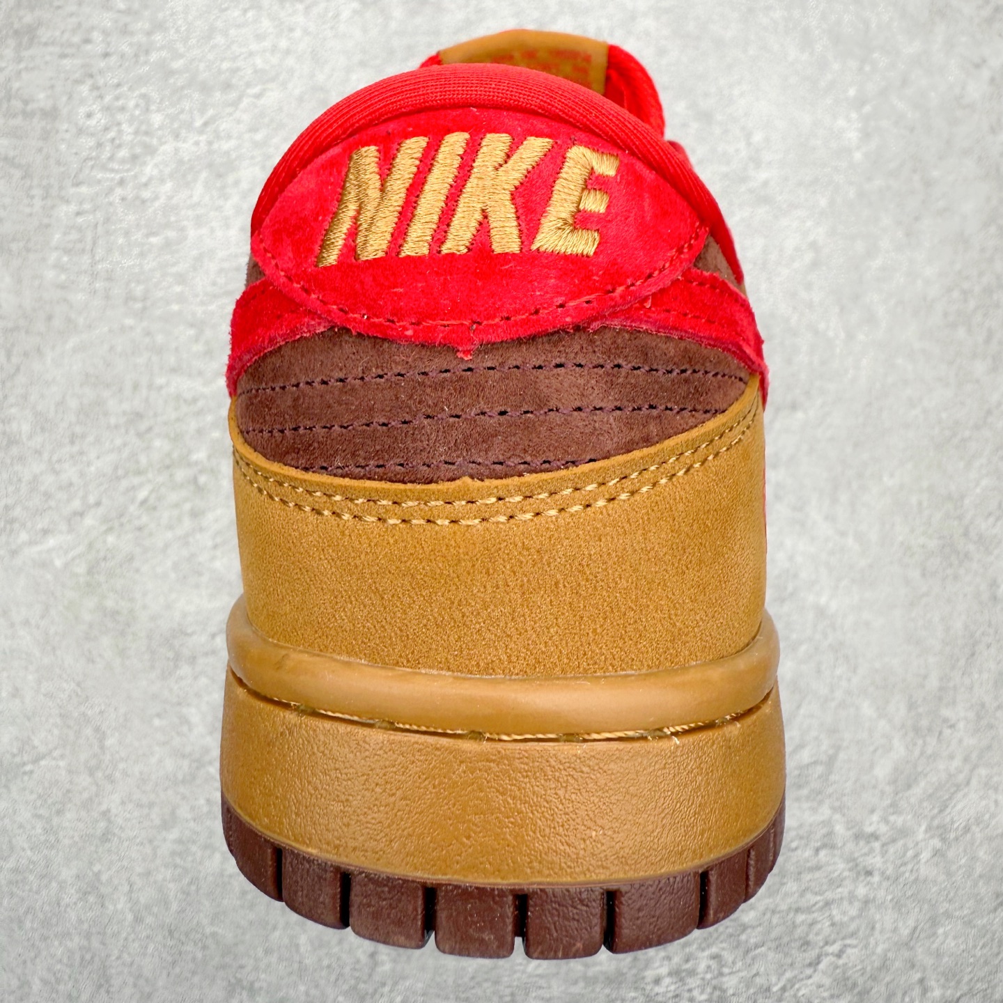 图片[8]-NK SB Dunk Low \\\”马年限定款“——黄棕红” 高端定制 低帮休闲板鞋 定制鞋盒 Ortholite鞋垫透气防臭 大厂纯原品质出货 超高清洁度 皮料切割干净无任何毛边 细节完美 YF9511-926 尺码：36 36.5 37.5 38 38.5 39 40 40.5 41 42 42.5 43 44 44.5 45-选品中心