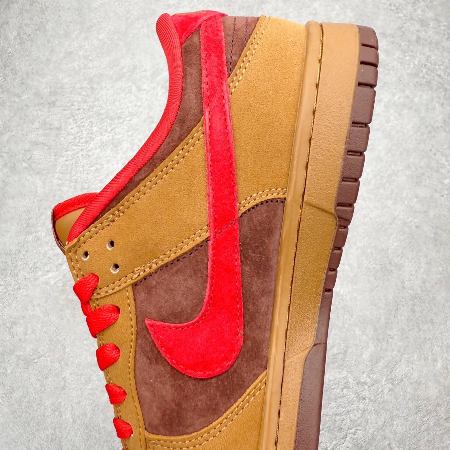 图片[7]-NK SB Dunk Low \\\”马年限定款“——黄棕红” 高端定制 低帮休闲板鞋 定制鞋盒 Ortholite鞋垫透气防臭 大厂纯原品质出货 超高清洁度 皮料切割干净无任何毛边 细节完美 YF9511-926 尺码：36 36.5 37.5 38 38.5 39 40 40.5 41 42 42.5 43 44 44.5 45-选品中心