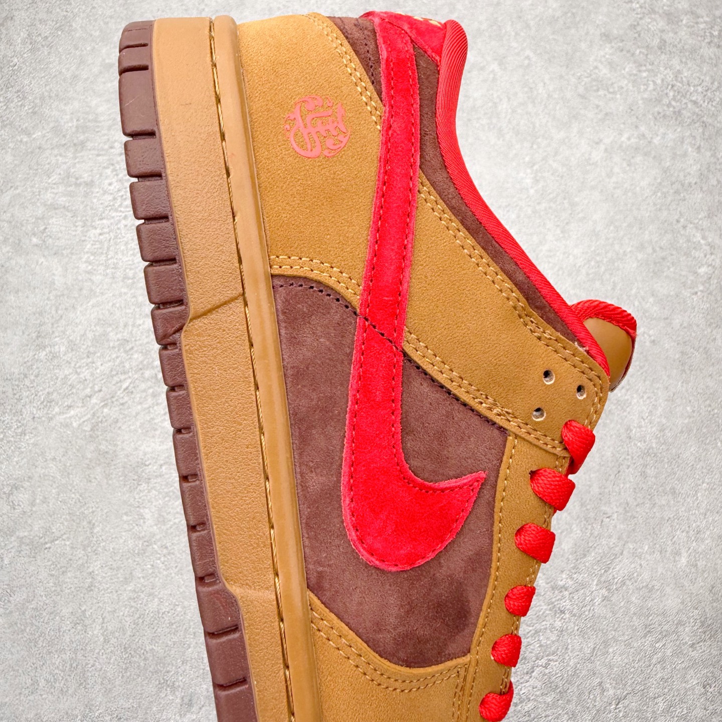 图片[6]-NK SB Dunk Low \\\”马年限定款“——黄棕红” 高端定制 低帮休闲板鞋 定制鞋盒 Ortholite鞋垫透气防臭 大厂纯原品质出货 超高清洁度 皮料切割干净无任何毛边 细节完美 YF9511-926 尺码：36 36.5 37.5 38 38.5 39 40 40.5 41 42 42.5 43 44 44.5 45-选品中心