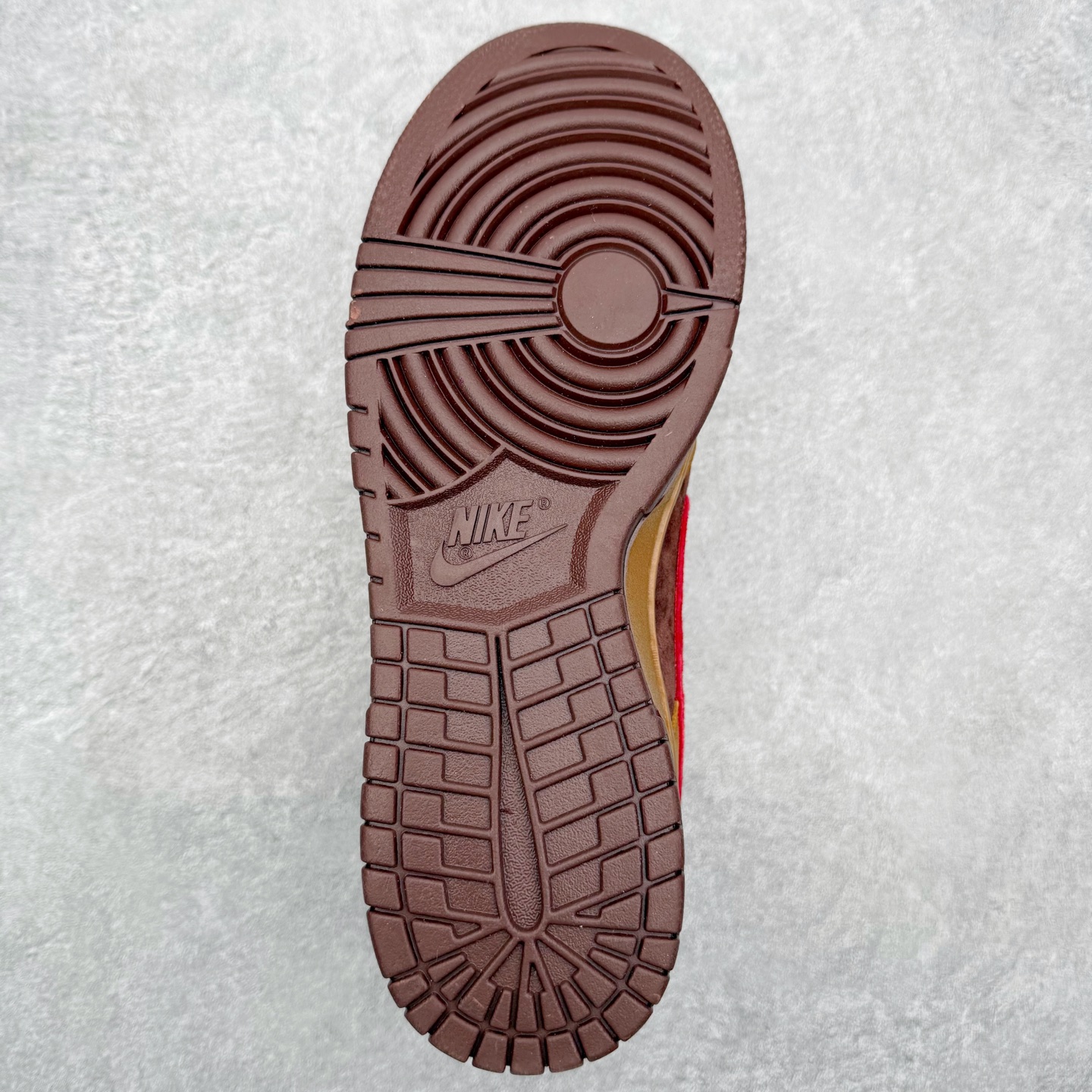 图片[9]-NK SB Dunk Low \\\”马年限定款“——黄棕红” 高端定制 低帮休闲板鞋 定制鞋盒 Ortholite鞋垫透气防臭 大厂纯原品质出货 超高清洁度 皮料切割干净无任何毛边 细节完美 YF9511-926 尺码：36 36.5 37.5 38 38.5 39 40 40.5 41 42 42.5 43 44 44.5 45-选品中心