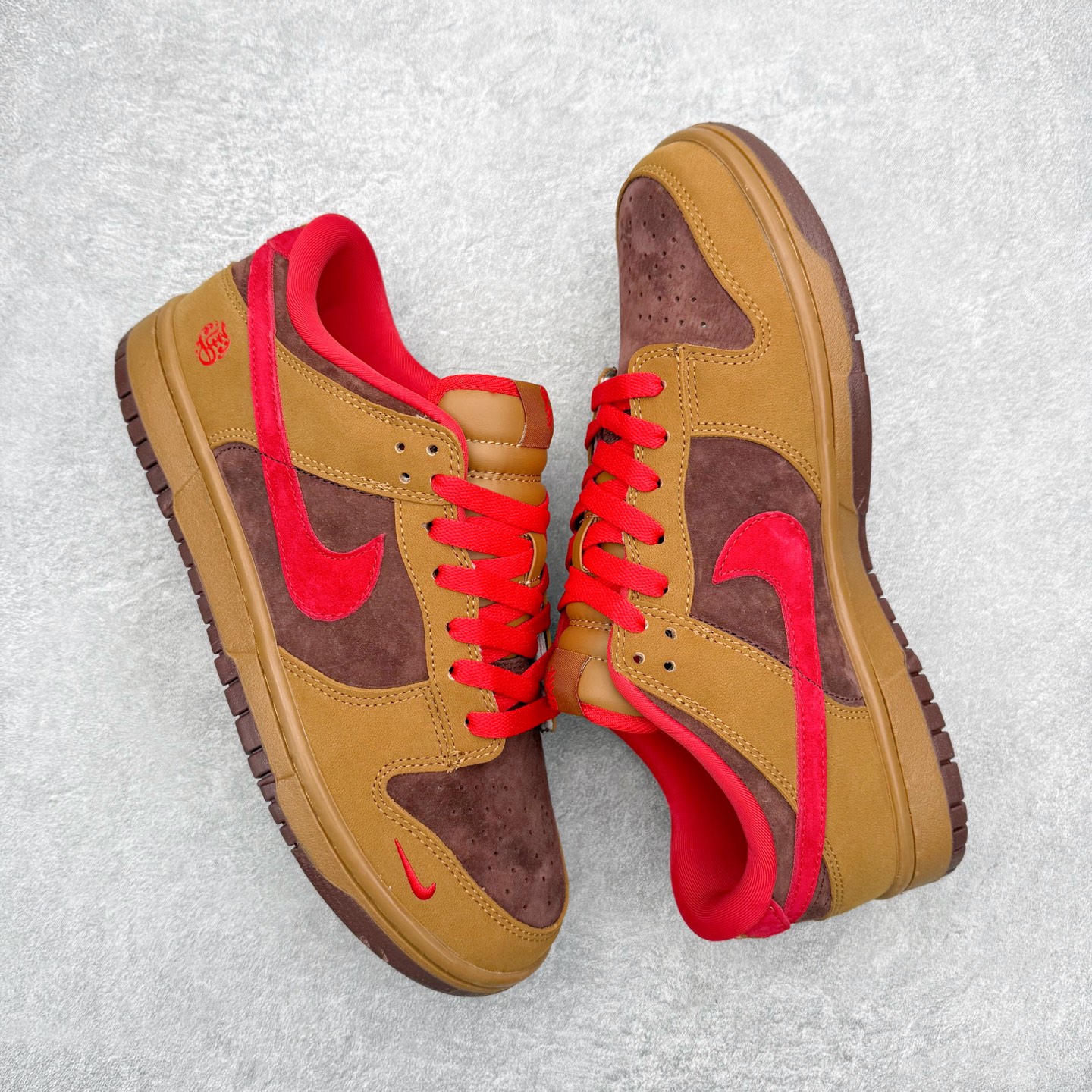 图片[3]-NK SB Dunk Low \\\”马年限定款“——黄棕红” 高端定制 低帮休闲板鞋 定制鞋盒 Ortholite鞋垫透气防臭 大厂纯原品质出货 超高清洁度 皮料切割干净无任何毛边 细节完美 YF9511-926 尺码：36 36.5 37.5 38 38.5 39 40 40.5 41 42 42.5 43 44 44.5 45-选品中心