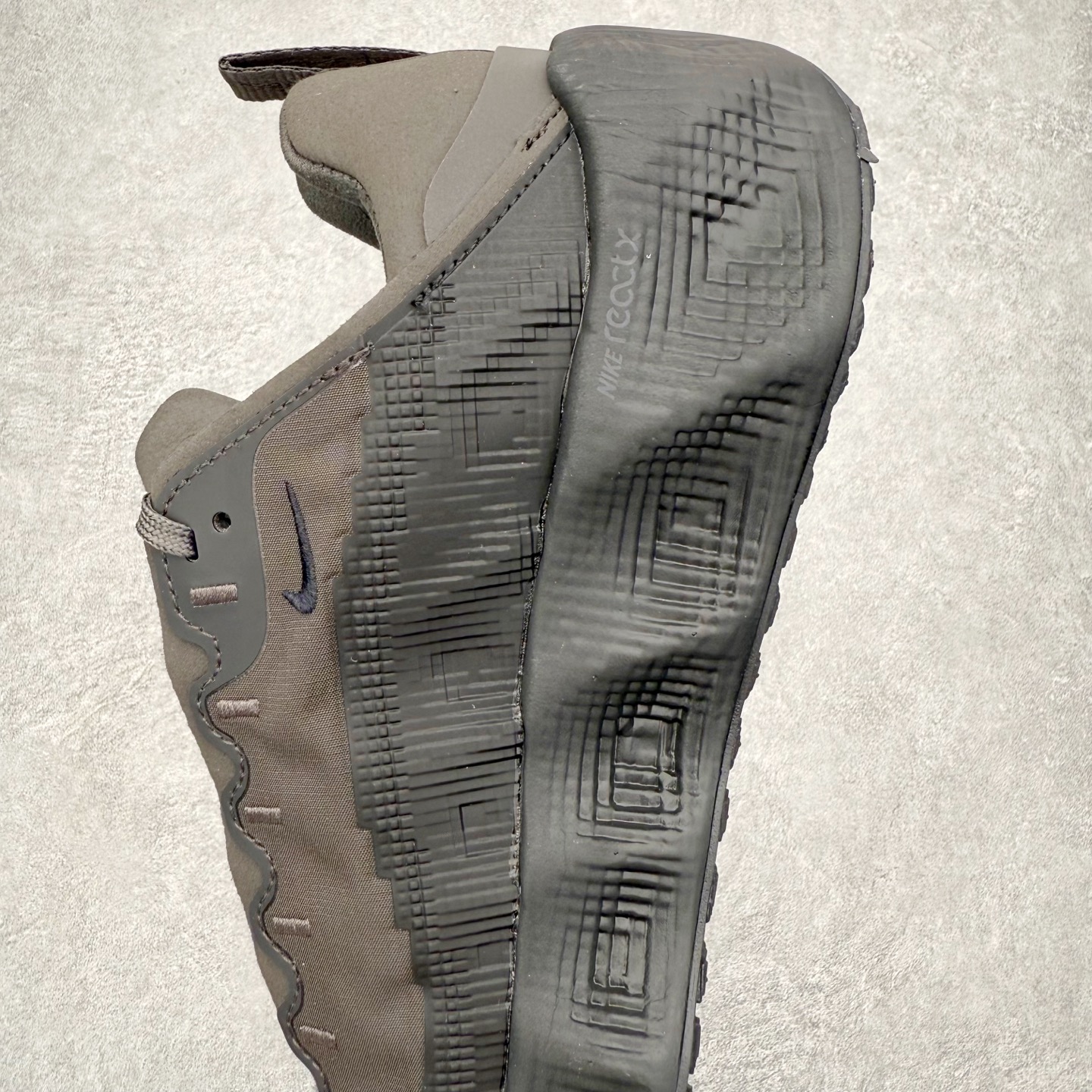 图片[7]-HYEIN SEO x NK Ava Rover 百搭舒适耐磨低帮跑步鞋 男女同款 流线型轮廓，通过轻薄物料鞋面结合 TPU 网格状支撑示人，增厚的中底材质选用 ReactX 加持，华夫外底收尾。鞋垫与后跟鞋提，克制点缀 Hyein Seo 字样。鞋垫与鞋提则采用菱形格纹的变化元素呈现。实拍调校N版已经零色差零失真 百分百还原实物色彩所见即所得 不存在货不对板色差等低级问题 选购参考实物拍摄 不混卖不参货 只用心做好货严格选品 承诺混一赔十 尺码：36 36.5 37.5 38 38.5 39 40 40.5 41 42 42.5 43 44 44.5 45-选品中心