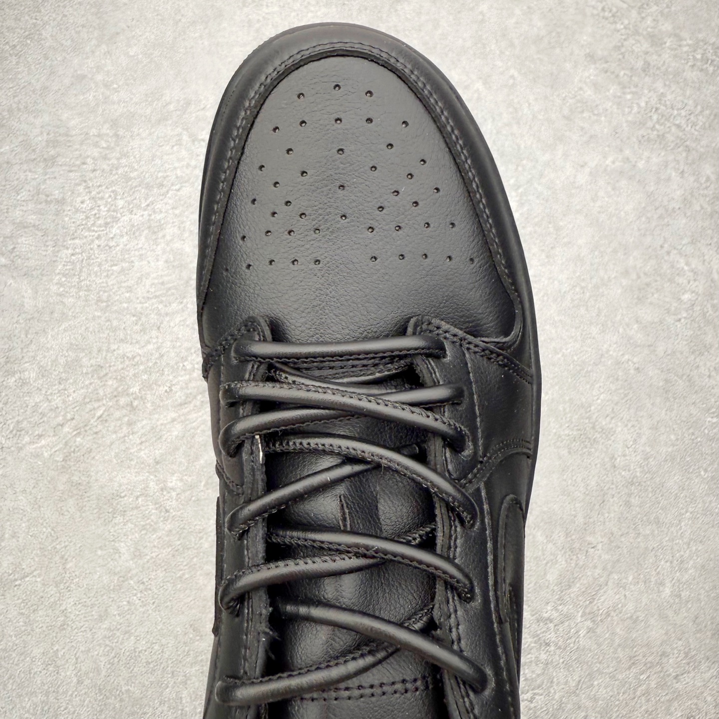 图片[4]-＃K版 Air Jordan AJ1 Low 低帮 IO3147-001全新流水线出品 DT版本唯一平替选择 市场第二梯队最强版 全部原鞋开发 原楦原纸板开发 全鞋电脑针车 原厂内置全掌气垫 原盒内在原标 唯一Zp原版鞋带绑法 免检产品 全新2022版型 全头层皮料 完美零毛边处理 原厂配置全掌气垫 价格定位良心 几十个配色陆续出货 实拍调校N版已经零色差零失真 百分百还原实物色彩所见即所得 不存在货不对板色差等低级问题 选购参考实物拍摄 不混卖不参货 只用心做好货严格选品 承诺混一赔十 尺码：36 36.5 37.5 38 38.5 39 40 40.5 41 42 42.5 43 44 44.5 45-选品中心