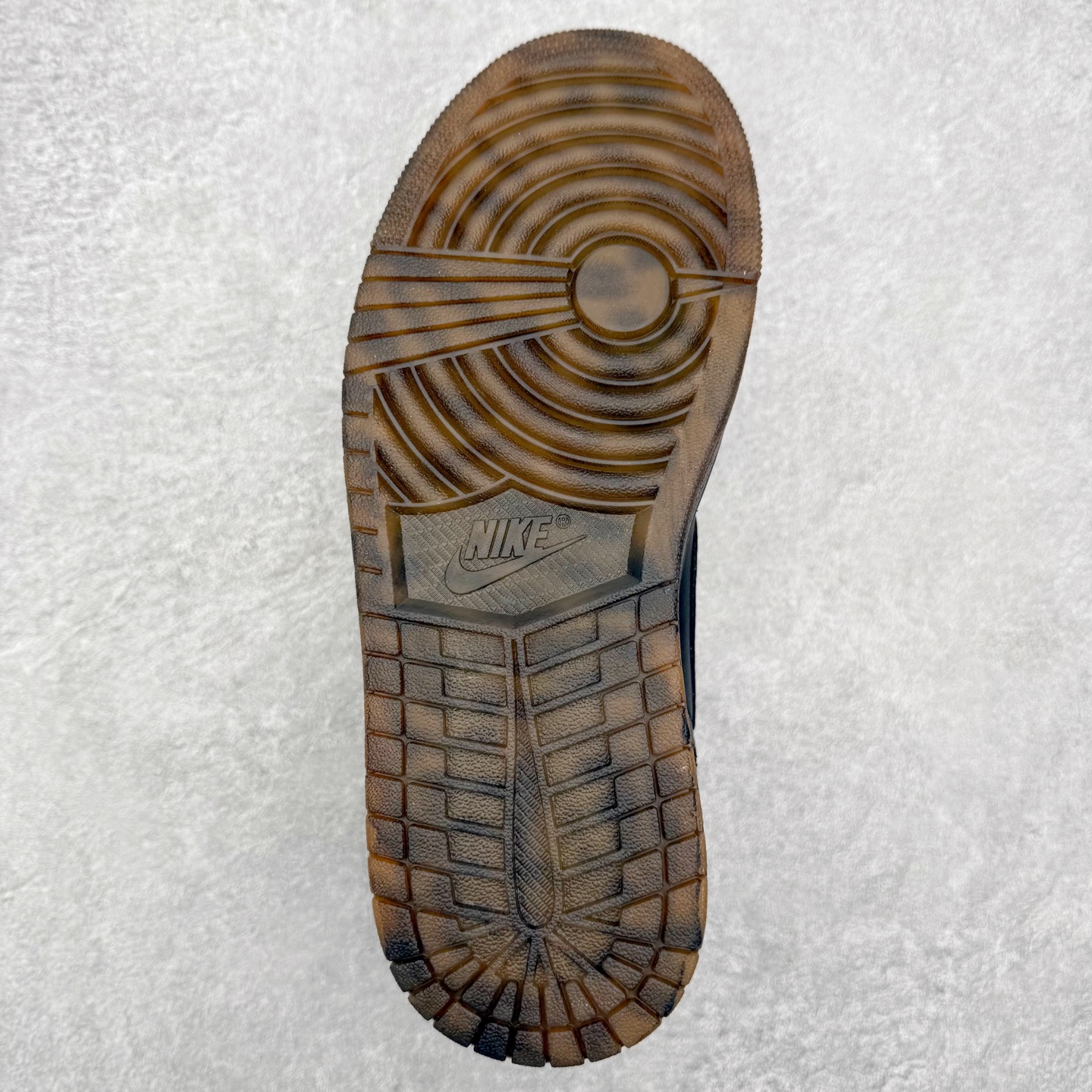 图片[9]-＃K版 Air Jordan AJ1 Low 低帮 IO3147-001全新流水线出品 DT版本唯一平替选择 市场第二梯队最强版 全部原鞋开发 原楦原纸板开发 全鞋电脑针车 原厂内置全掌气垫 原盒内在原标 唯一Zp原版鞋带绑法 免检产品 全新2022版型 全头层皮料 完美零毛边处理 原厂配置全掌气垫 价格定位良心 几十个配色陆续出货 实拍调校N版已经零色差零失真 百分百还原实物色彩所见即所得 不存在货不对板色差等低级问题 选购参考实物拍摄 不混卖不参货 只用心做好货严格选品 承诺混一赔十 尺码：36 36.5 37.5 38 38.5 39 40 40.5 41 42 42.5 43 44 44.5 45-选品中心