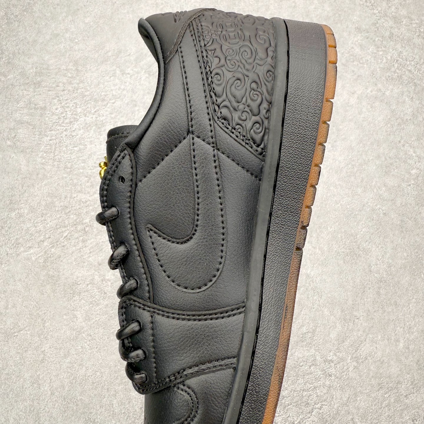 图片[7]-＃K版 Air Jordan AJ1 Low 低帮 IO3147-001全新流水线出品 DT版本唯一平替选择 市场第二梯队最强版 全部原鞋开发 原楦原纸板开发 全鞋电脑针车 原厂内置全掌气垫 原盒内在原标 唯一Zp原版鞋带绑法 免检产品 全新2022版型 全头层皮料 完美零毛边处理 原厂配置全掌气垫 价格定位良心 几十个配色陆续出货 实拍调校N版已经零色差零失真 百分百还原实物色彩所见即所得 不存在货不对板色差等低级问题 选购参考实物拍摄 不混卖不参货 只用心做好货严格选品 承诺混一赔十 尺码：36 36.5 37.5 38 38.5 39 40 40.5 41 42 42.5 43 44 44.5 45-选品中心