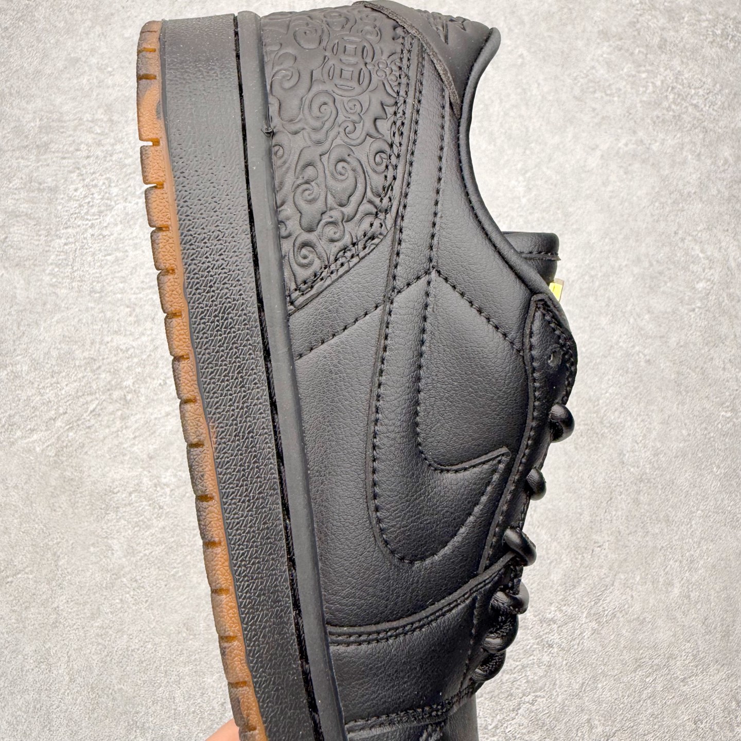 图片[6]-＃K版 Air Jordan AJ1 Low 低帮 IO3147-001全新流水线出品 DT版本唯一平替选择 市场第二梯队最强版 全部原鞋开发 原楦原纸板开发 全鞋电脑针车 原厂内置全掌气垫 原盒内在原标 唯一Zp原版鞋带绑法 免检产品 全新2022版型 全头层皮料 完美零毛边处理 原厂配置全掌气垫 价格定位良心 几十个配色陆续出货 实拍调校N版已经零色差零失真 百分百还原实物色彩所见即所得 不存在货不对板色差等低级问题 选购参考实物拍摄 不混卖不参货 只用心做好货严格选品 承诺混一赔十 尺码：36 36.5 37.5 38 38.5 39 40 40.5 41 42 42.5 43 44 44.5 45-选品中心