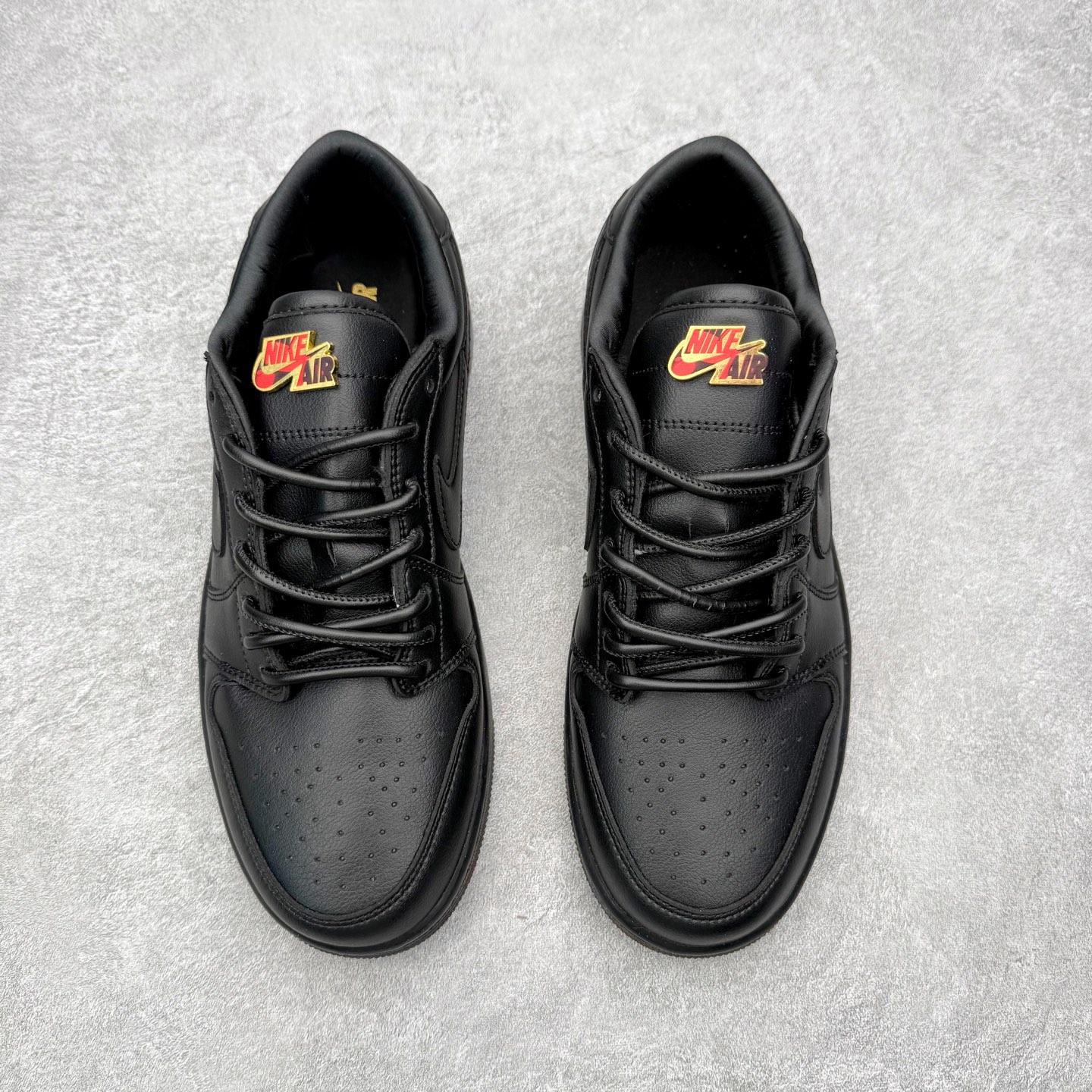 图片[2]-＃K版 Air Jordan AJ1 Low 低帮 IO3147-001全新流水线出品 DT版本唯一平替选择 市场第二梯队最强版 全部原鞋开发 原楦原纸板开发 全鞋电脑针车 原厂内置全掌气垫 原盒内在原标 唯一Zp原版鞋带绑法 免检产品 全新2022版型 全头层皮料 完美零毛边处理 原厂配置全掌气垫 价格定位良心 几十个配色陆续出货 实拍调校N版已经零色差零失真 百分百还原实物色彩所见即所得 不存在货不对板色差等低级问题 选购参考实物拍摄 不混卖不参货 只用心做好货严格选品 承诺混一赔十 尺码：36 36.5 37.5 38 38.5 39 40 40.5 41 42 42.5 43 44 44.5 45-选品中心