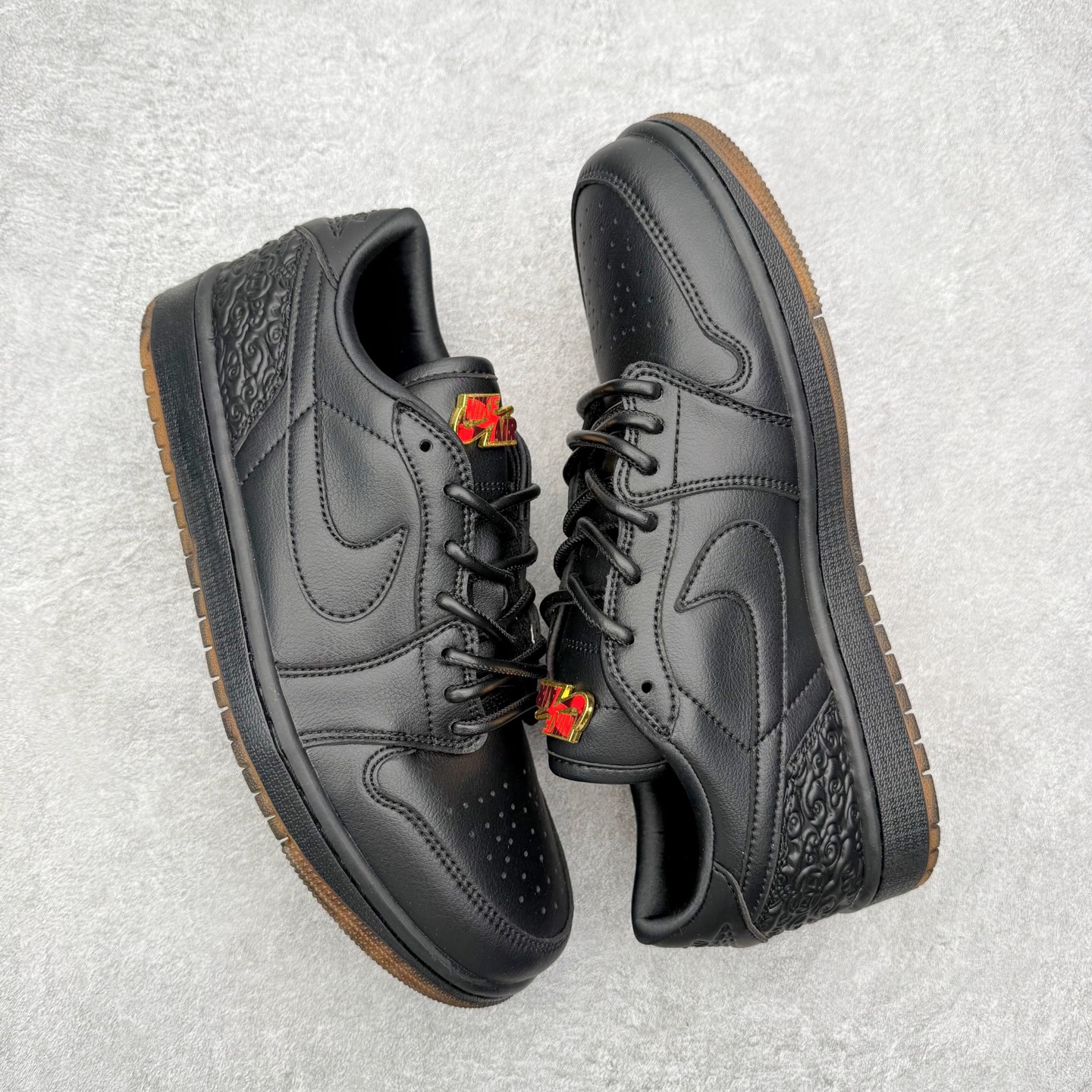 图片[3]-＃K版 Air Jordan AJ1 Low 低帮 IO3147-001全新流水线出品 DT版本唯一平替选择 市场第二梯队最强版 全部原鞋开发 原楦原纸板开发 全鞋电脑针车 原厂内置全掌气垫 原盒内在原标 唯一Zp原版鞋带绑法 免检产品 全新2022版型 全头层皮料 完美零毛边处理 原厂配置全掌气垫 价格定位良心 几十个配色陆续出货 实拍调校N版已经零色差零失真 百分百还原实物色彩所见即所得 不存在货不对板色差等低级问题 选购参考实物拍摄 不混卖不参货 只用心做好货严格选品 承诺混一赔十 尺码：36 36.5 37.5 38 38.5 39 40 40.5 41 42 42.5 43 44 44.5 45-选品中心