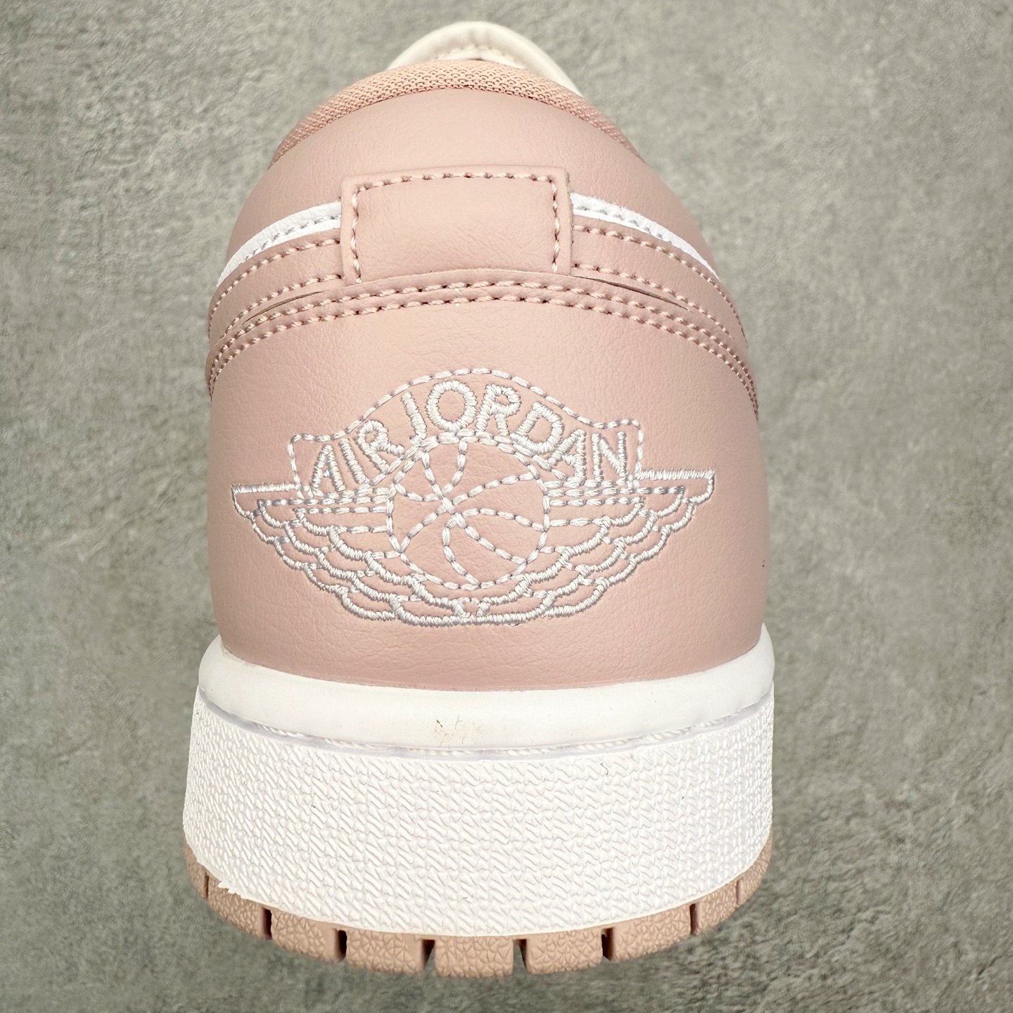 图片[8]-＃K版 Air Jordan AJ1 Low 低帮 DC0774-606 全新流水线出品 DT版本唯一平替选择 市场第二梯队最强版 全部原鞋开发 原楦原纸板开发 全鞋电脑针车 原厂内置全掌气垫 原盒内在原标 唯一Zp原版鞋带绑法 免检产品 全新2022版型 全头层皮料 完美零毛边处理 原厂配置全掌气垫 价格定位良心 几十个配色陆续出货 实拍调校N版已经零色差零失真 百分百还原实物色彩所见即所得 不存在货不对板色差等低级问题 选购参考实物拍摄 不混卖不参货 只用心做好货严格选品 承诺混一赔十 尺码：36 36.5 37.5 38 38.5 39 40 40.5 41 42 42.5 43 44 44.5 45-选品中心