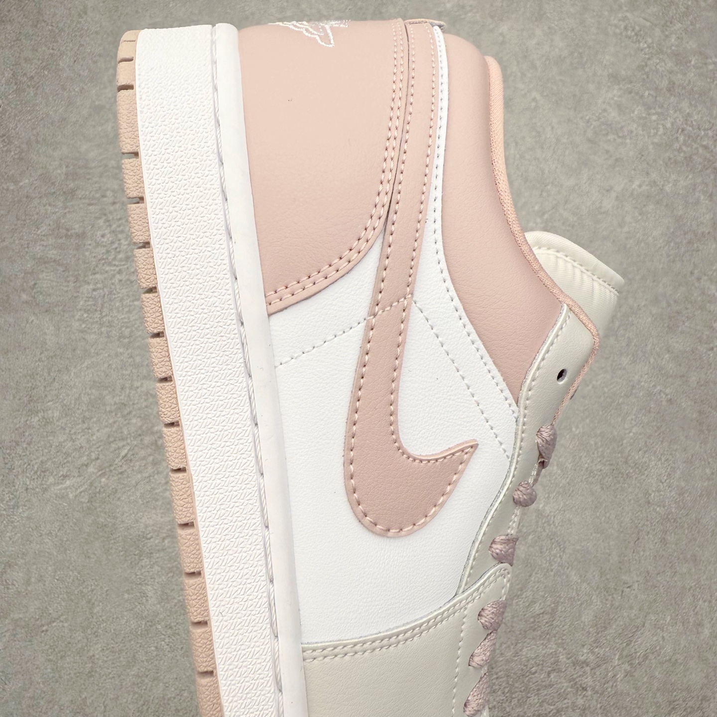 图片[6]-＃K版 Air Jordan AJ1 Low 低帮 DC0774-606 全新流水线出品 DT版本唯一平替选择 市场第二梯队最强版 全部原鞋开发 原楦原纸板开发 全鞋电脑针车 原厂内置全掌气垫 原盒内在原标 唯一Zp原版鞋带绑法 免检产品 全新2022版型 全头层皮料 完美零毛边处理 原厂配置全掌气垫 价格定位良心 几十个配色陆续出货 实拍调校N版已经零色差零失真 百分百还原实物色彩所见即所得 不存在货不对板色差等低级问题 选购参考实物拍摄 不混卖不参货 只用心做好货严格选品 承诺混一赔十 尺码：36 36.5 37.5 38 38.5 39 40 40.5 41 42 42.5 43 44 44.5 45-选品中心