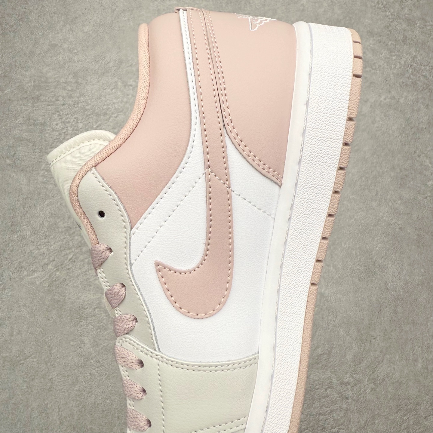 图片[7]-＃K版 Air Jordan AJ1 Low 低帮 DC0774-606 全新流水线出品 DT版本唯一平替选择 市场第二梯队最强版 全部原鞋开发 原楦原纸板开发 全鞋电脑针车 原厂内置全掌气垫 原盒内在原标 唯一Zp原版鞋带绑法 免检产品 全新2022版型 全头层皮料 完美零毛边处理 原厂配置全掌气垫 价格定位良心 几十个配色陆续出货 实拍调校N版已经零色差零失真 百分百还原实物色彩所见即所得 不存在货不对板色差等低级问题 选购参考实物拍摄 不混卖不参货 只用心做好货严格选品 承诺混一赔十 尺码：36 36.5 37.5 38 38.5 39 40 40.5 41 42 42.5 43 44 44.5 45-选品中心