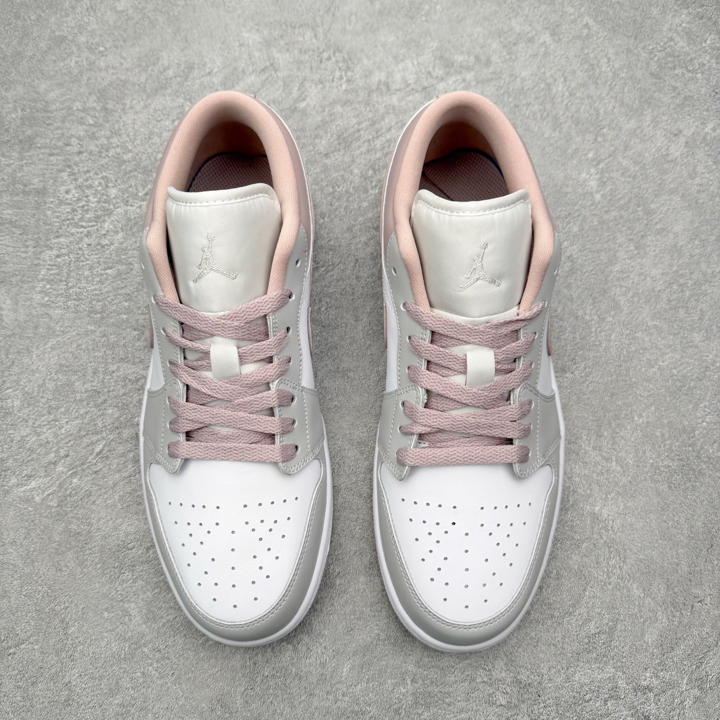 图片[2]-＃K版 Air Jordan AJ1 Low 低帮 DC0774-606 全新流水线出品 DT版本唯一平替选择 市场第二梯队最强版 全部原鞋开发 原楦原纸板开发 全鞋电脑针车 原厂内置全掌气垫 原盒内在原标 唯一Zp原版鞋带绑法 免检产品 全新2022版型 全头层皮料 完美零毛边处理 原厂配置全掌气垫 价格定位良心 几十个配色陆续出货 实拍调校N版已经零色差零失真 百分百还原实物色彩所见即所得 不存在货不对板色差等低级问题 选购参考实物拍摄 不混卖不参货 只用心做好货严格选品 承诺混一赔十 尺码：36 36.5 37.5 38 38.5 39 40 40.5 41 42 42.5 43 44 44.5 45-选品中心